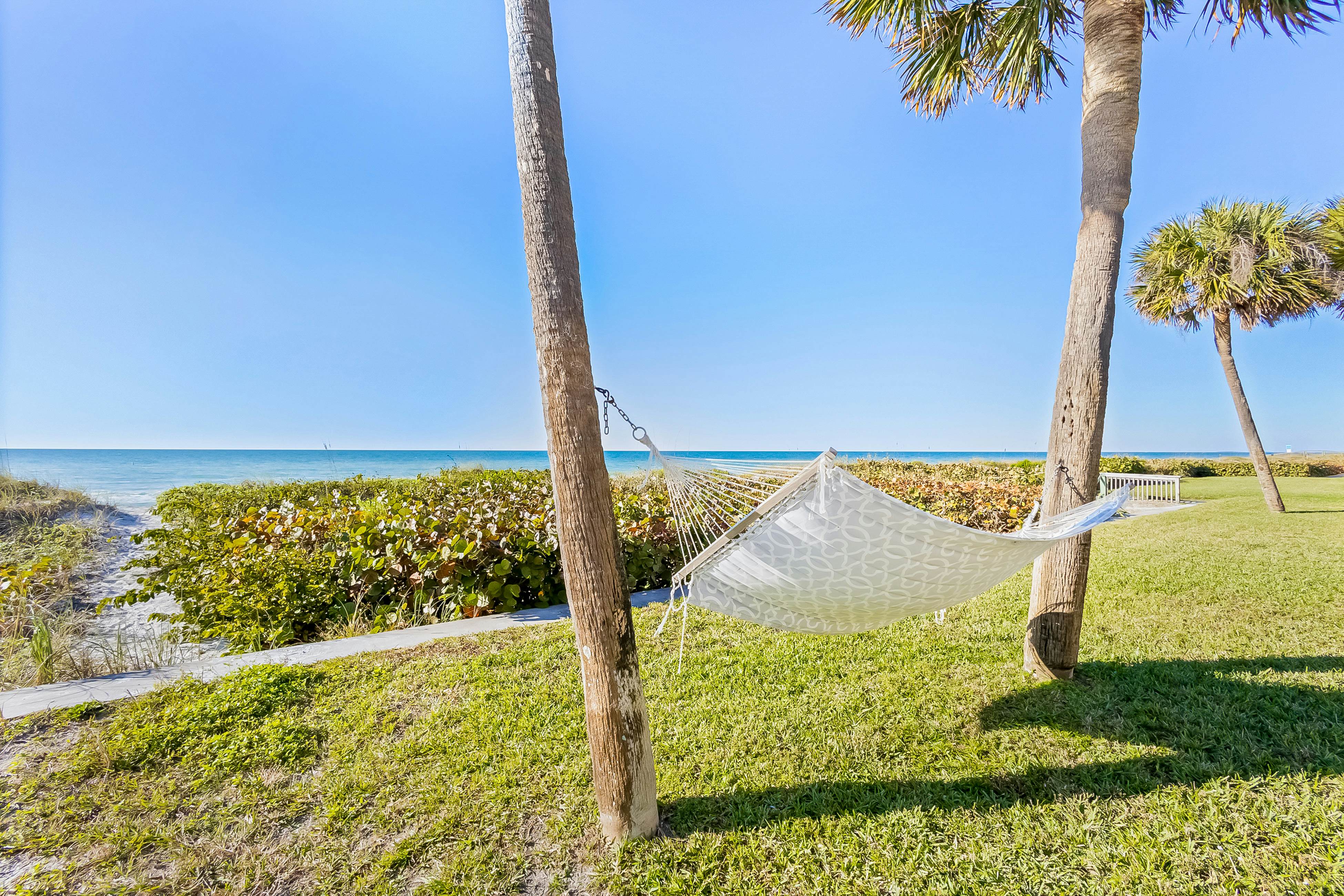 Delightful condo with beach and pool access, washer/dryer