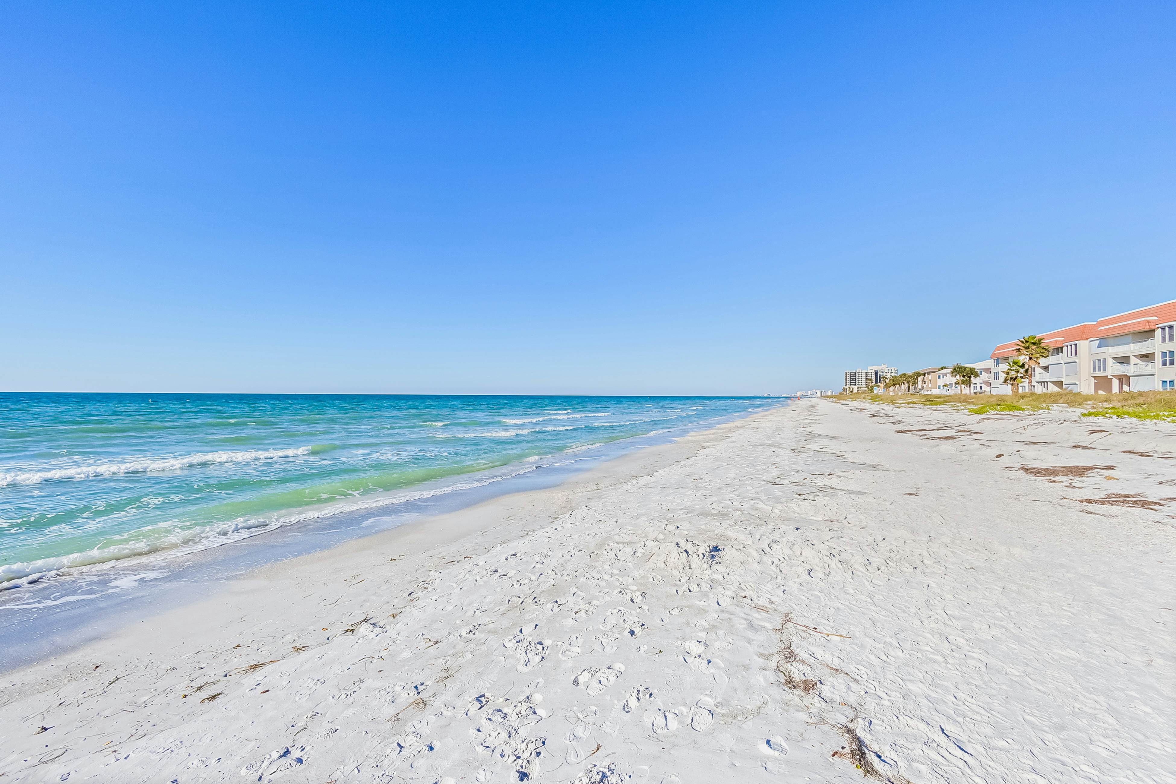 Delightful condo with beach and pool access, washer/dryer