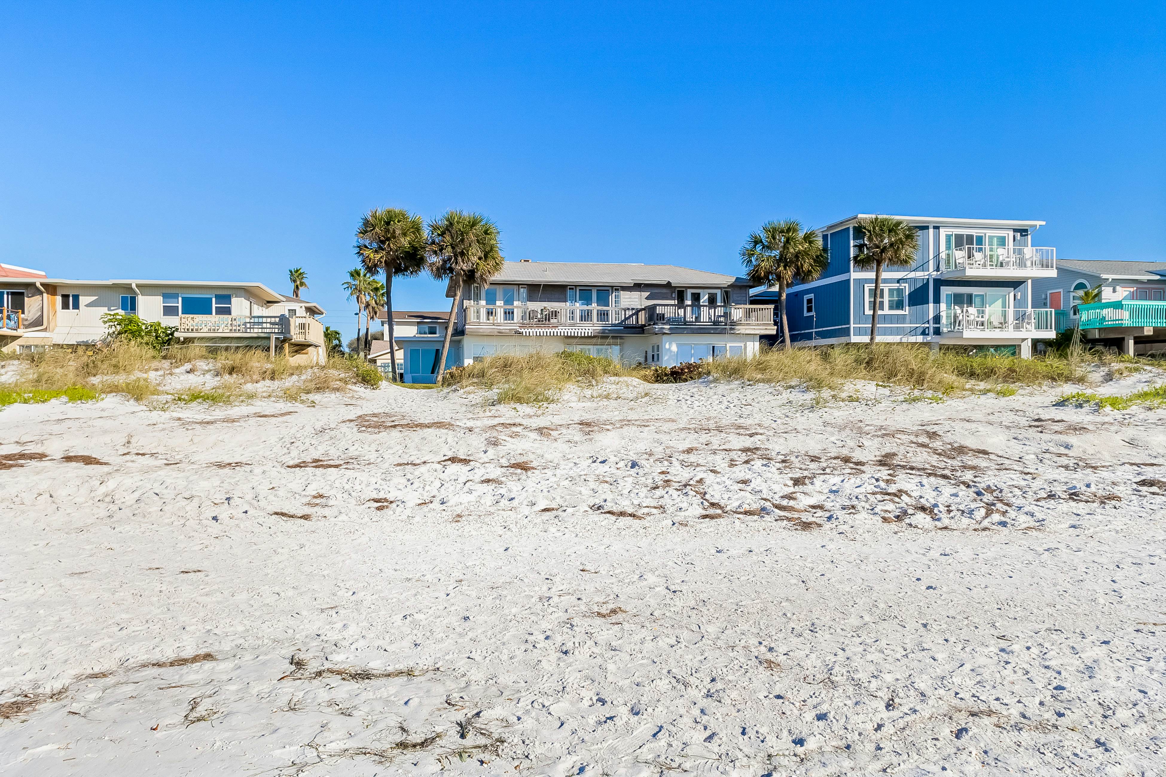 Delightful condo with beach and pool access, washer/dryer