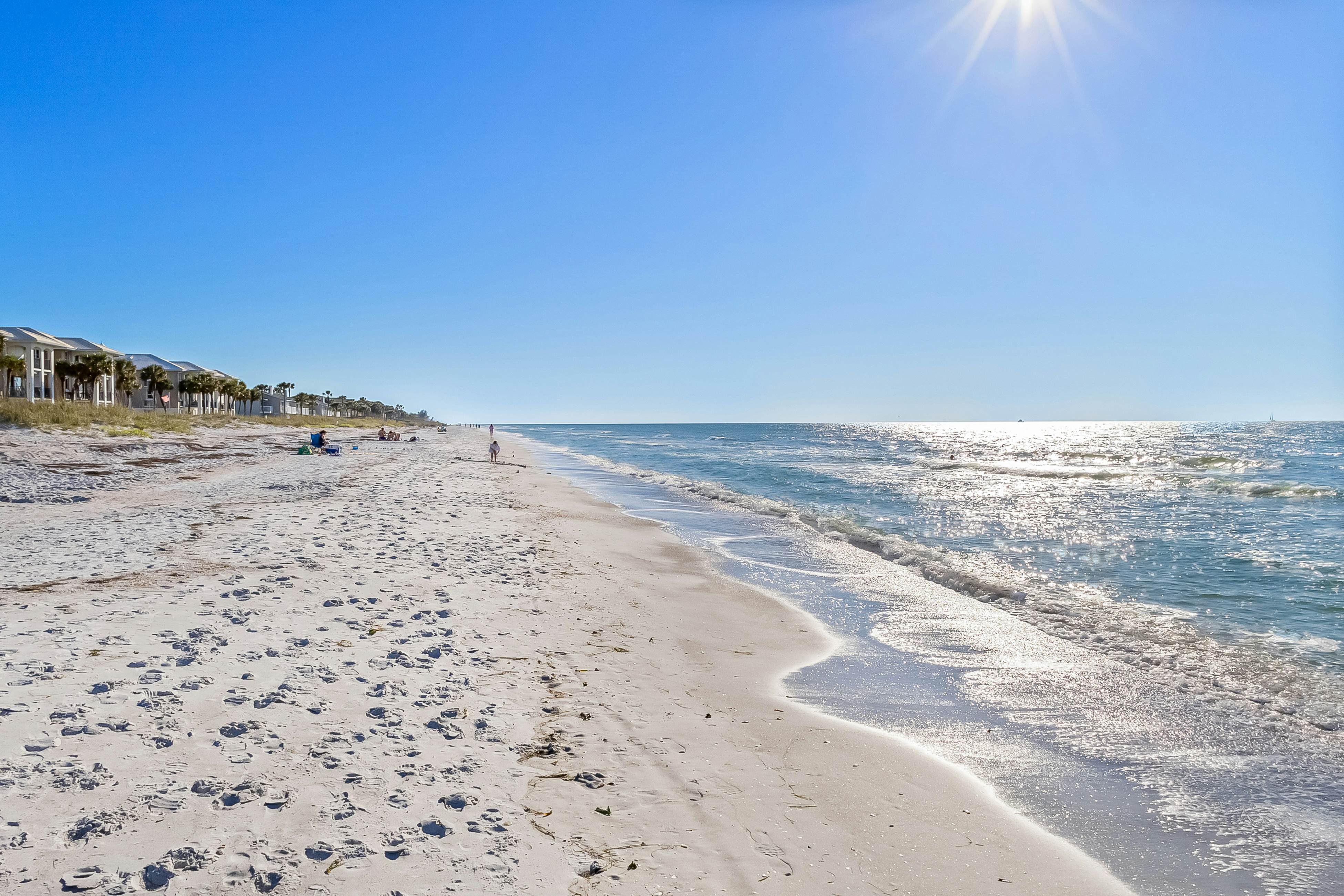 Delightful condo with beach and pool access, washer/dryer