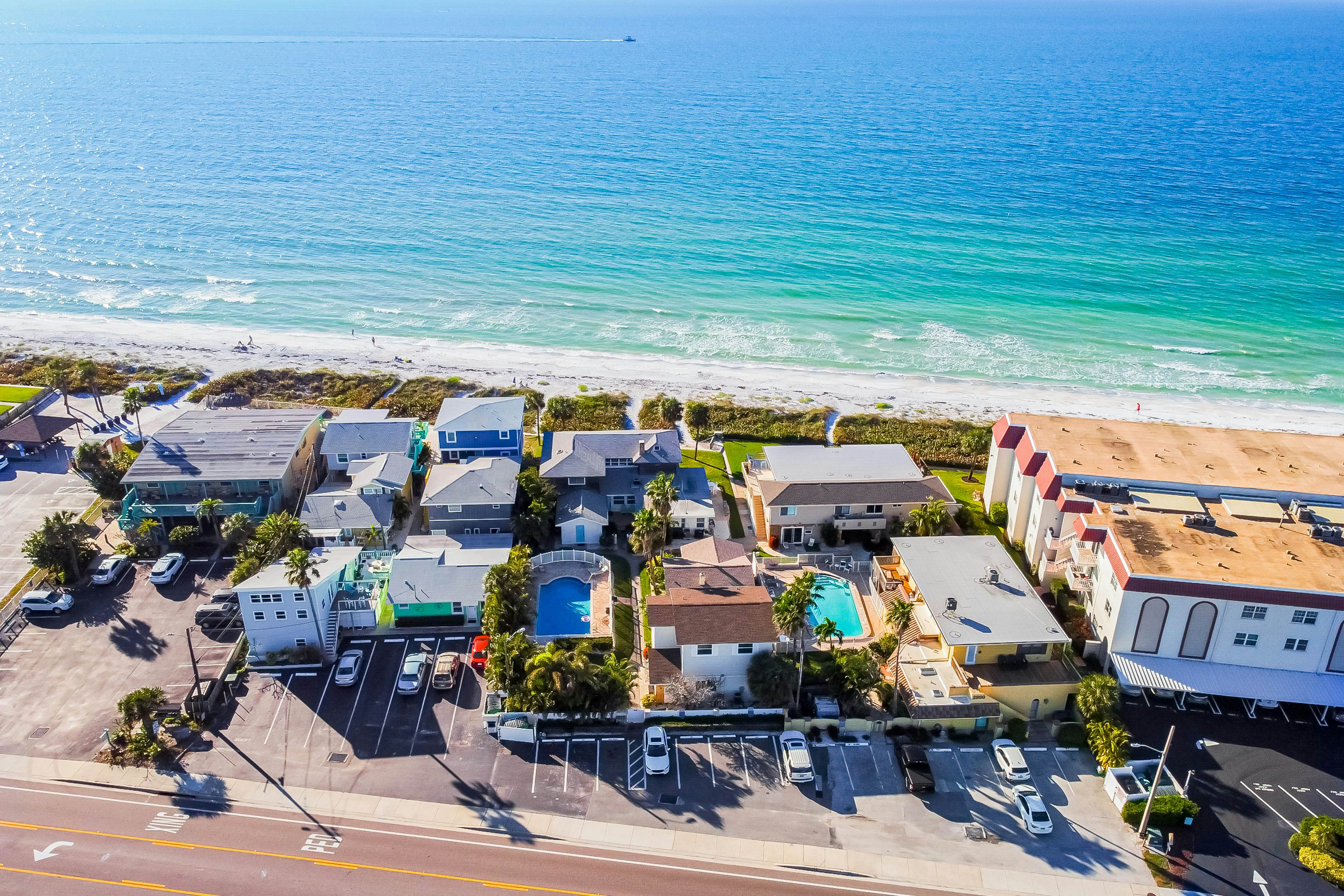 Delightful condo with beach and pool access, washer/dryer