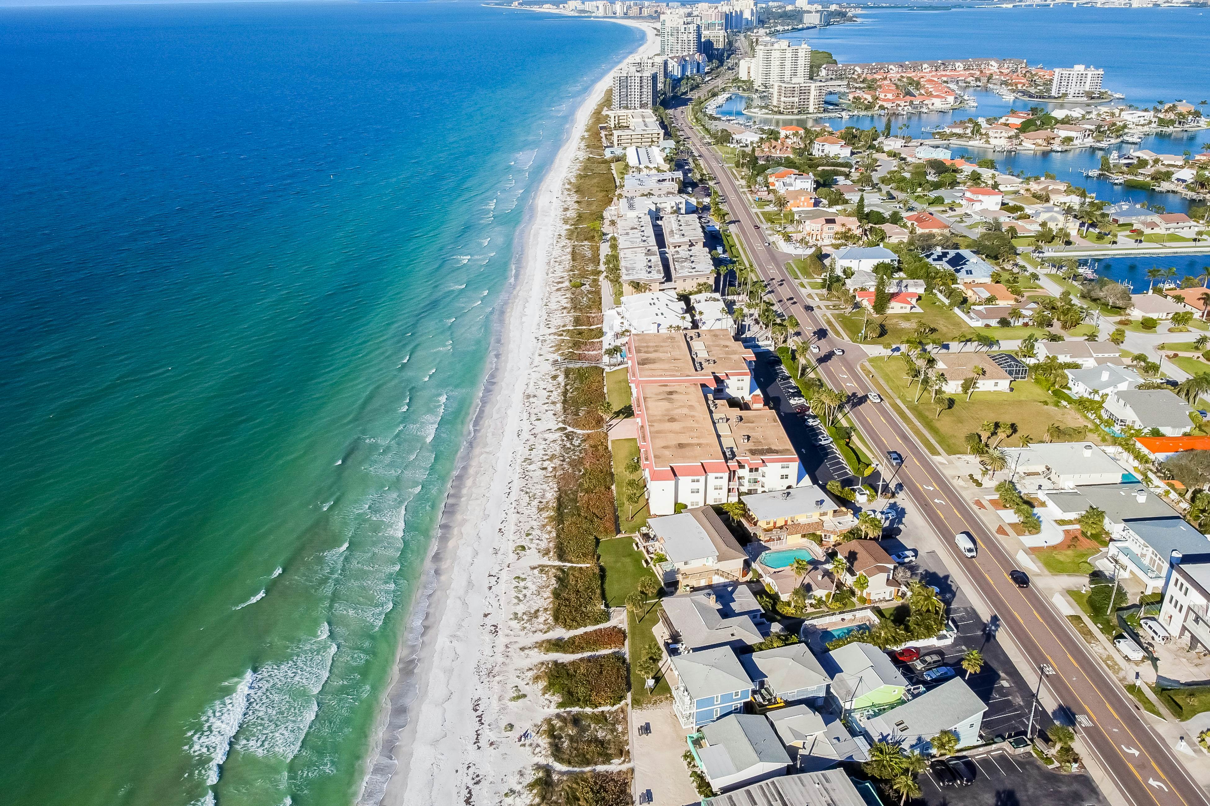 Delightful condo with beach and pool access, washer/dryer