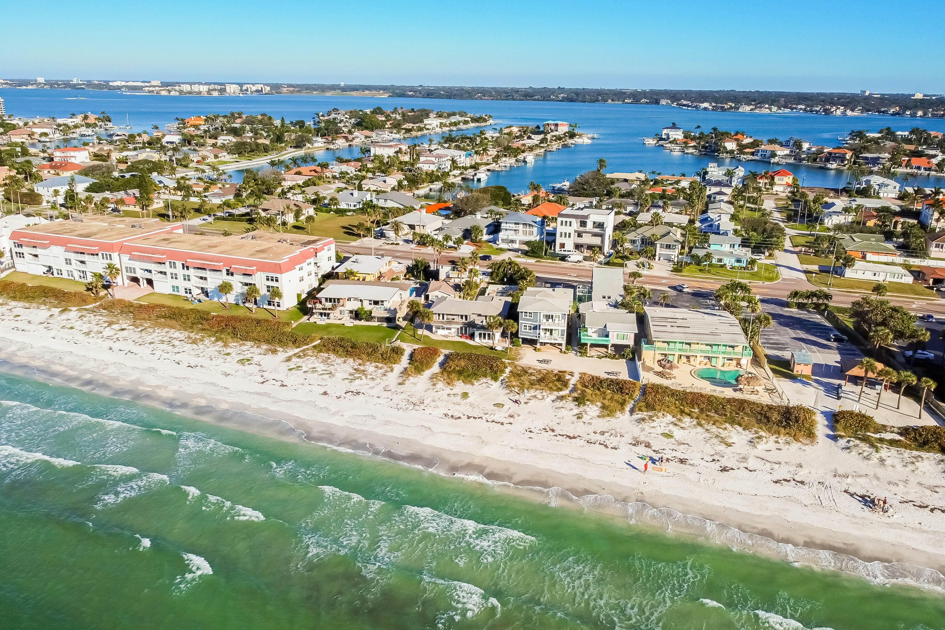 Delightful condo with beach and pool access, washer/dryer