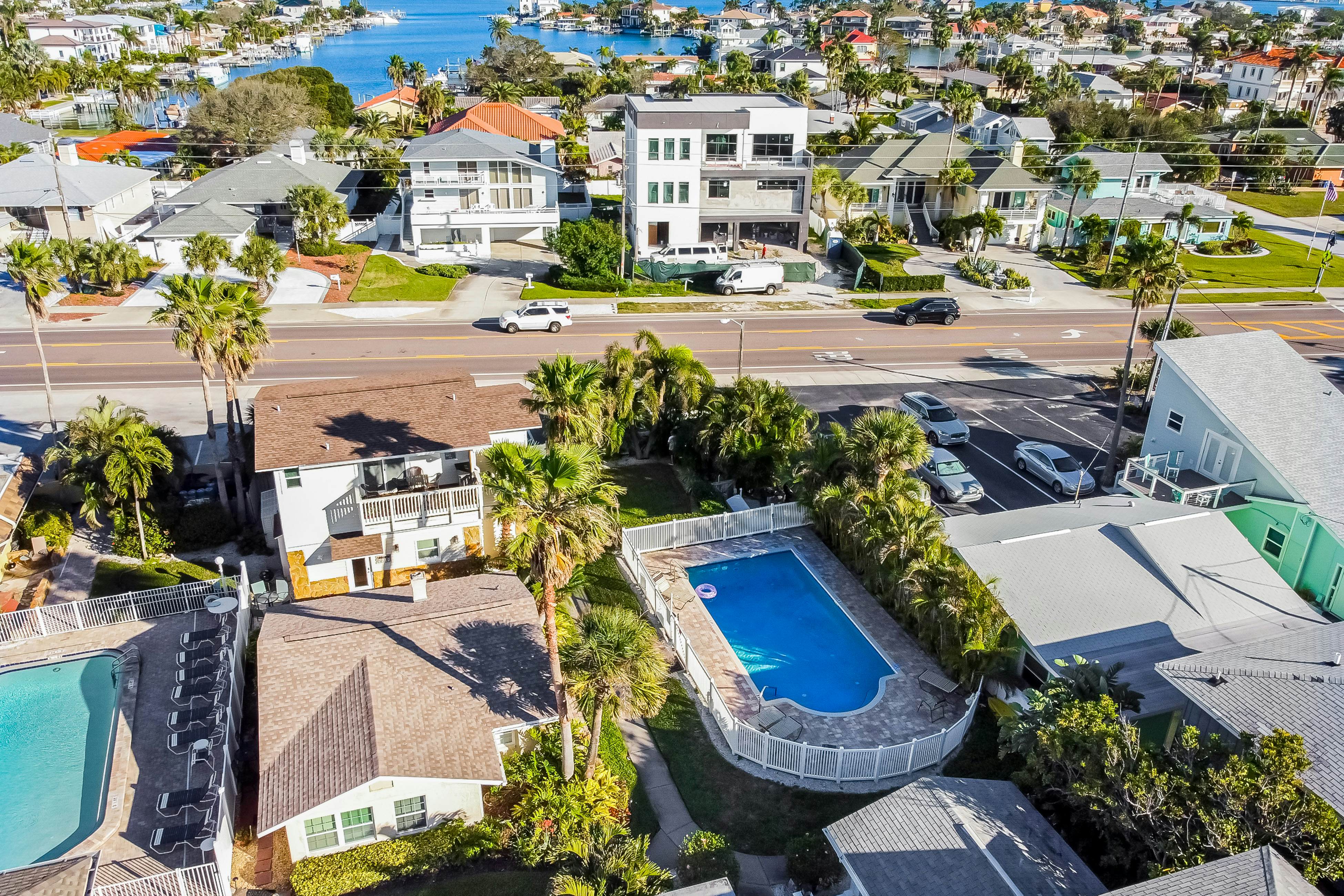 Delightful condo with beach and pool access, washer/dryer