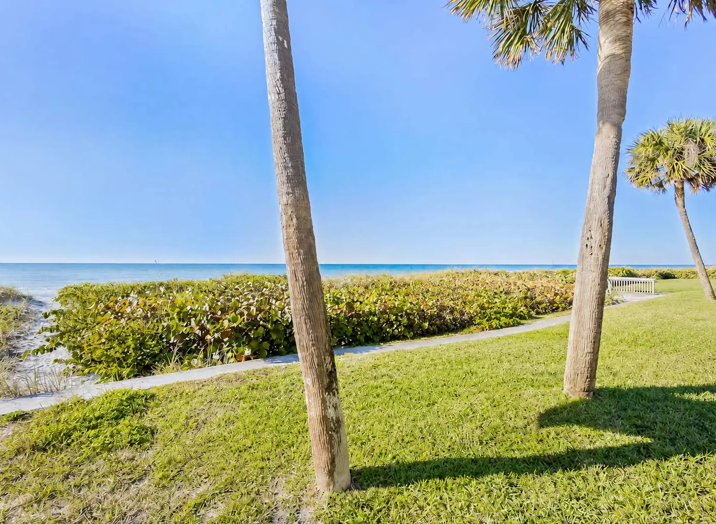 Delightful condo with beach and pool access washer dryer