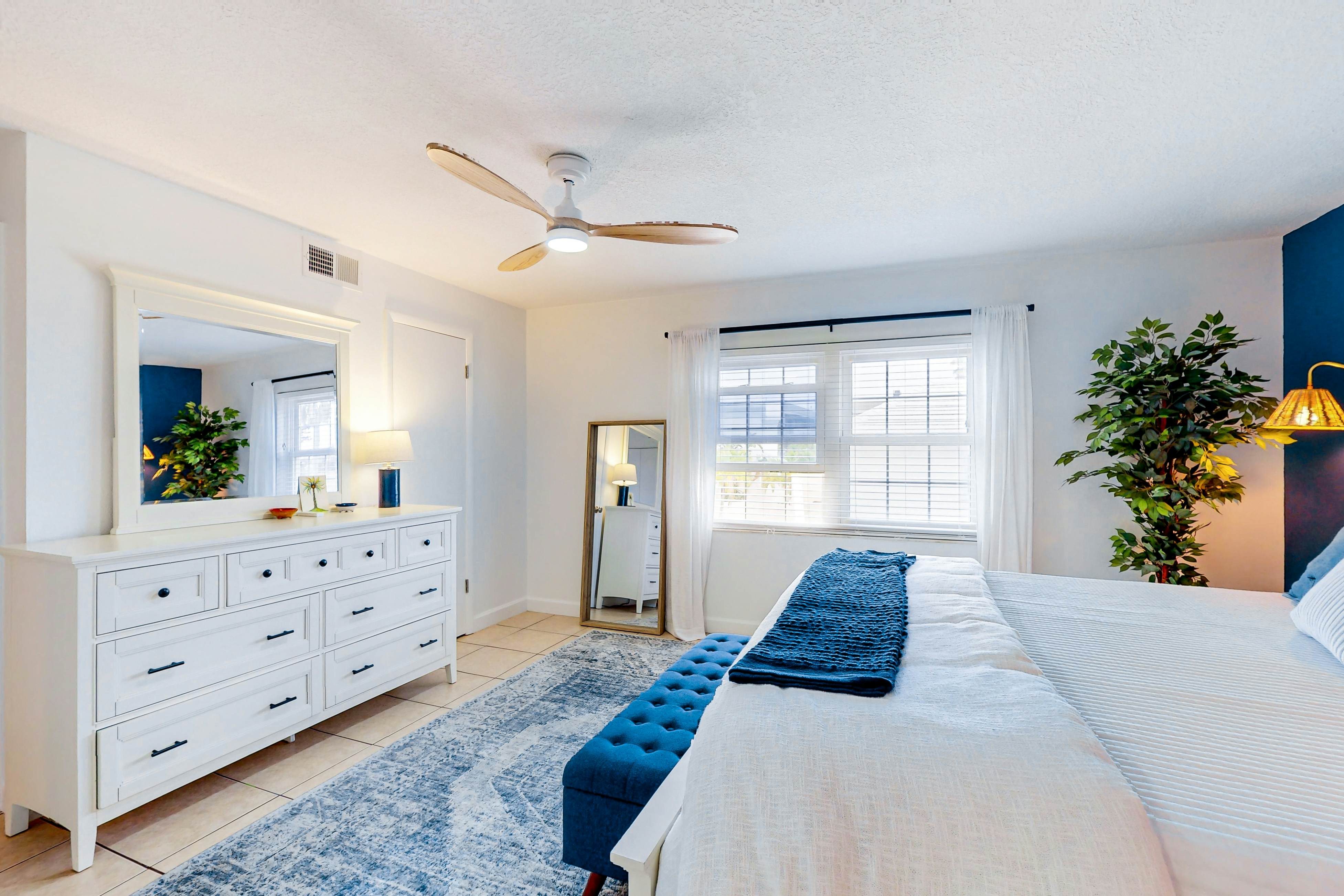 Waterfront condo with amazing ocean view, resort pool, beach access, & W/D