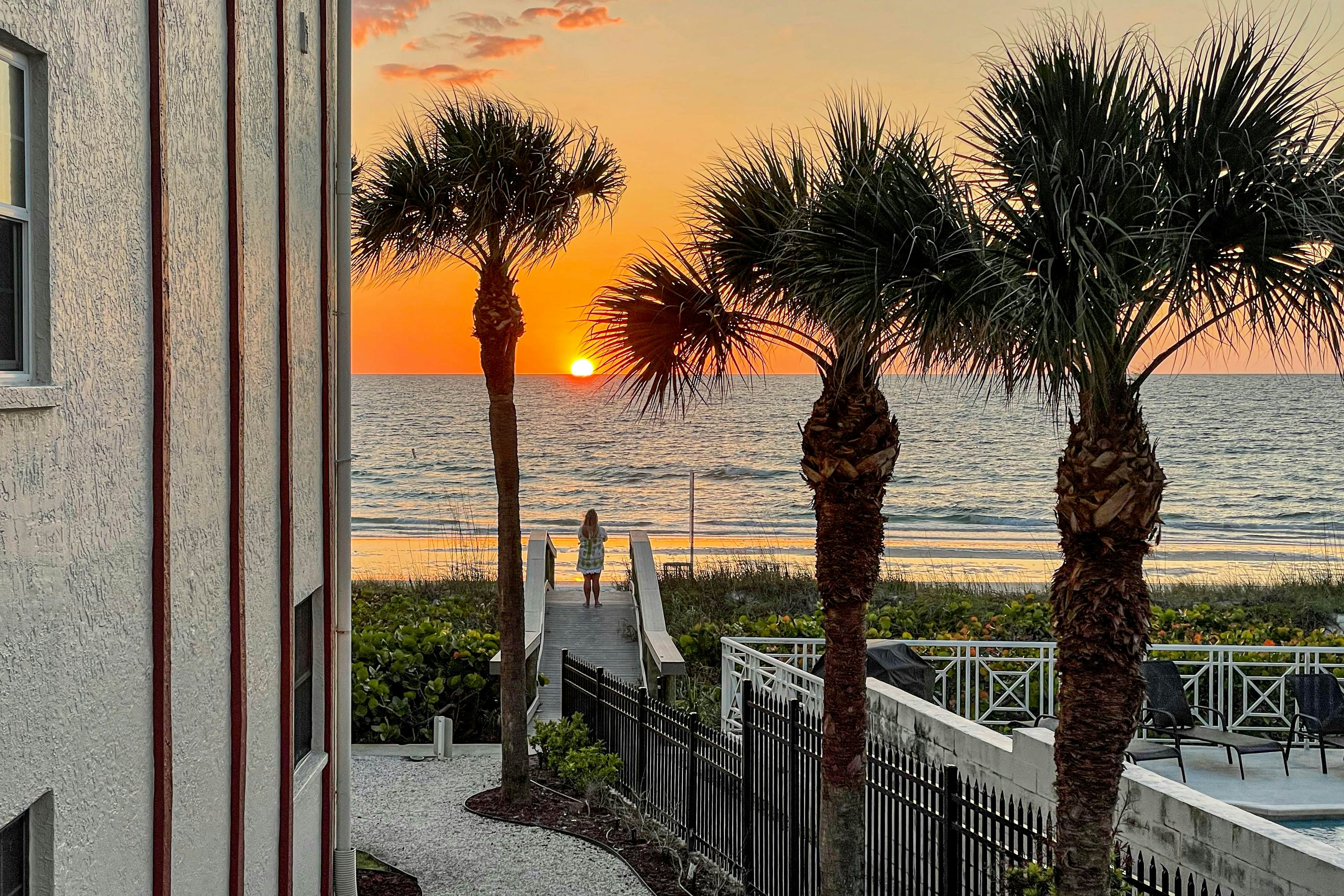 Waterfront condo with amazing ocean view, resort pool, beach access, & W/D