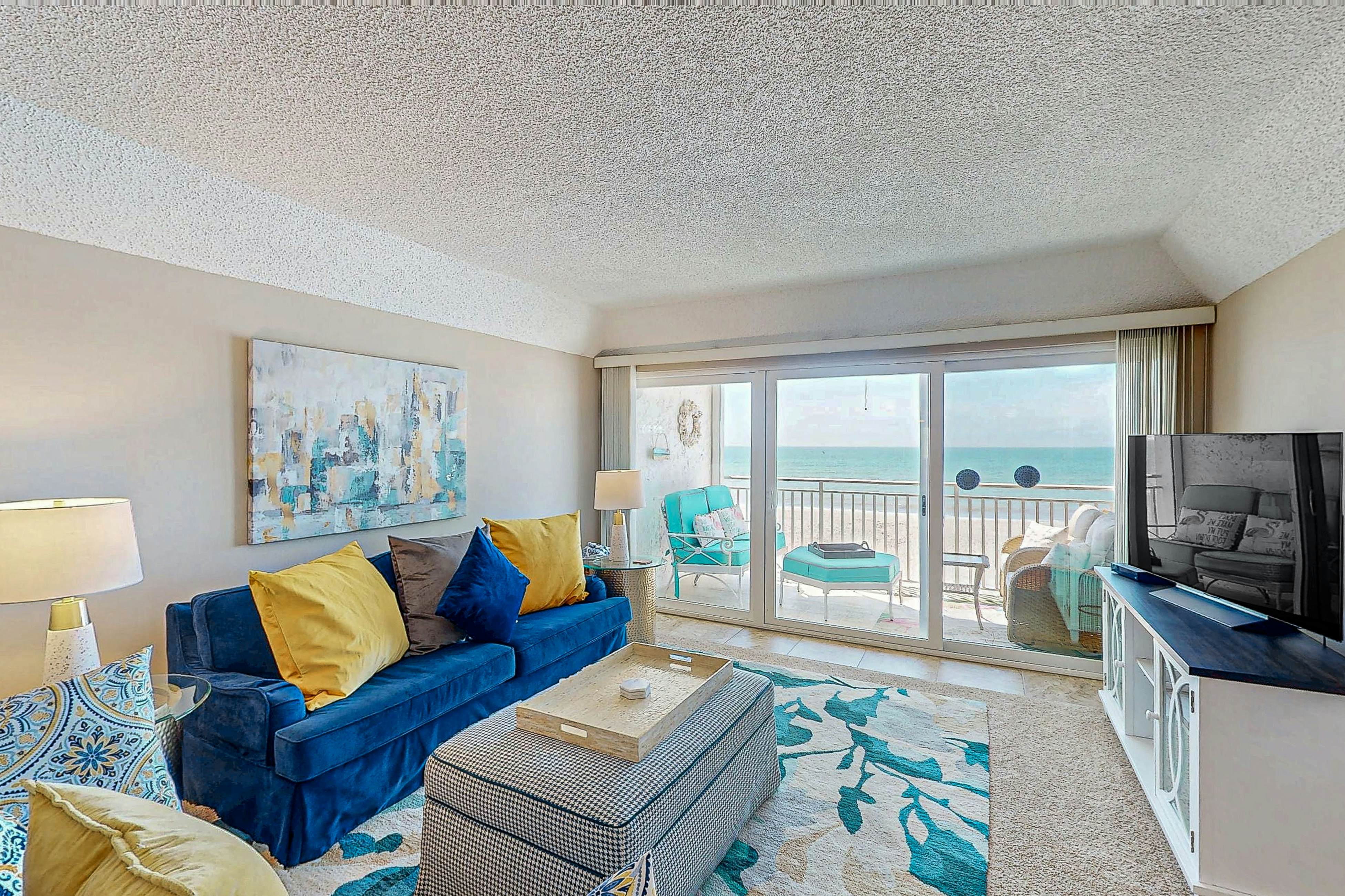 Chic and comfortable Gulf front condo, snowbird and dog friendly, pool, beaches