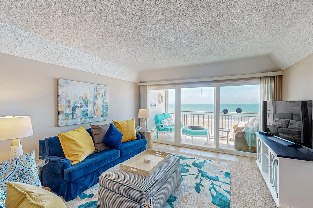Chic and comfortable Gulf front condo snowbird and dog friendly pool beaches
