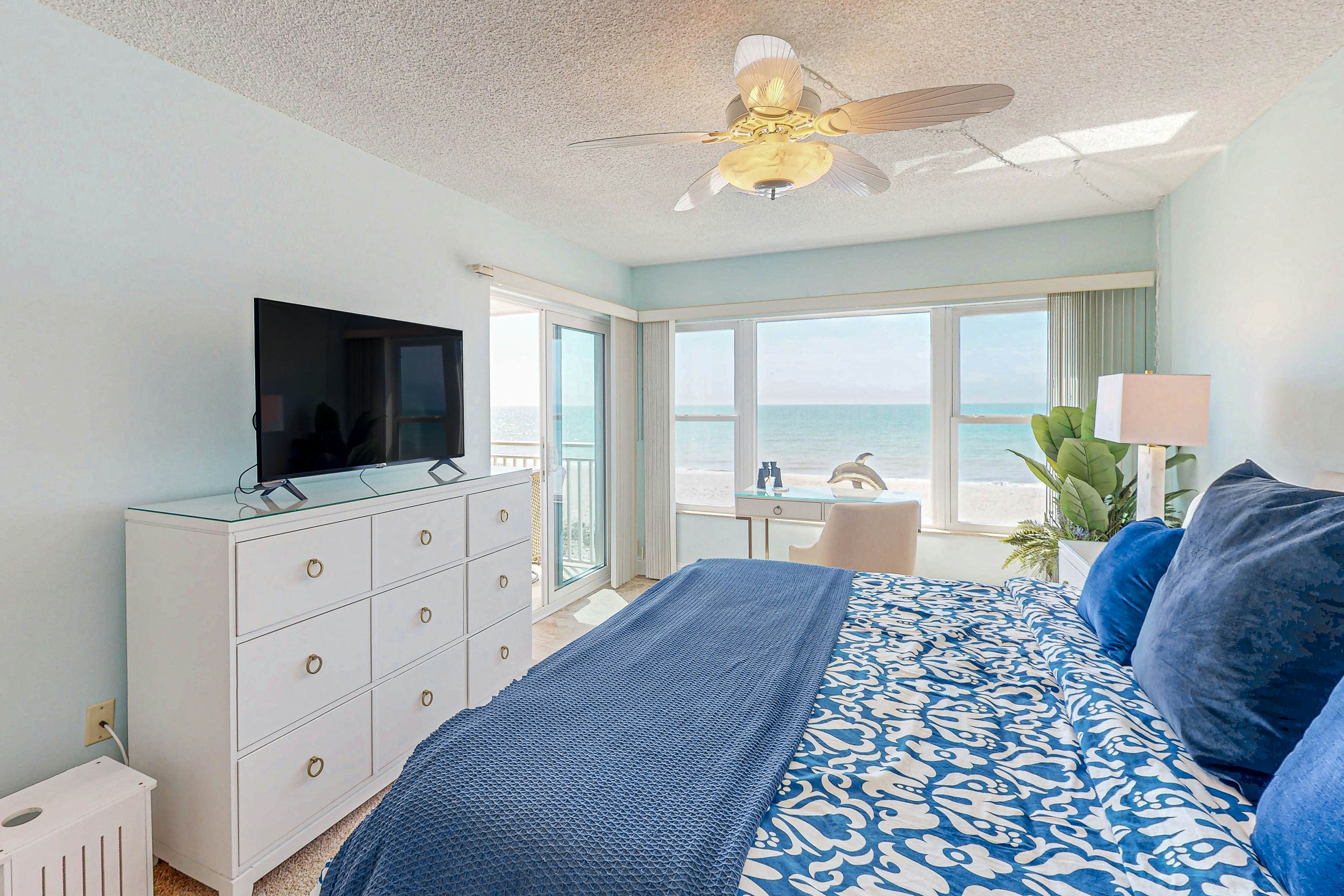 Chic and comfortable Gulf front condo, snowbird and dog friendly, pool, beaches