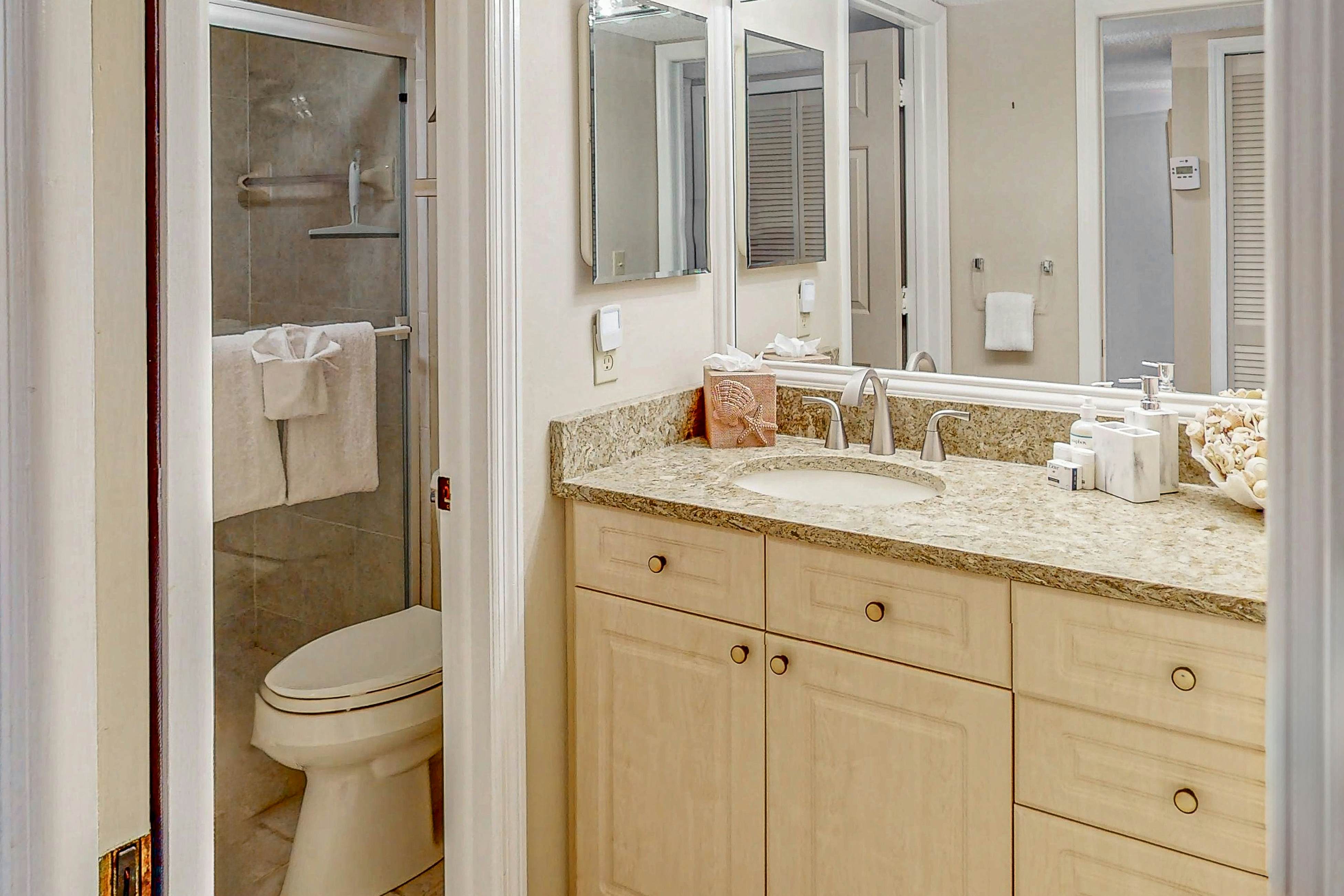 Chic and comfortable Gulf front condo, snowbird and dog friendly, pool, beaches