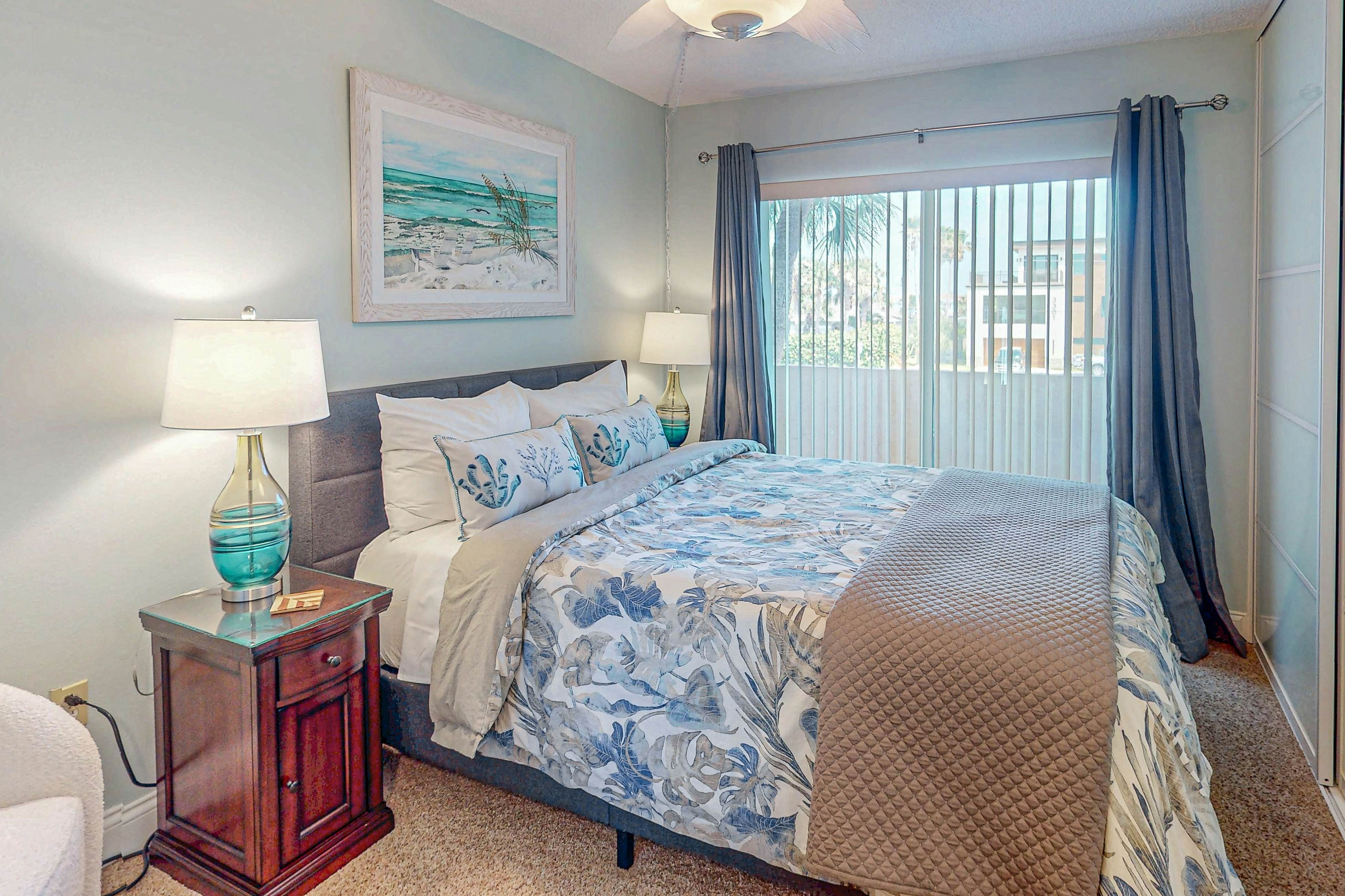 Chic and comfortable Gulf front condo, snowbird and dog friendly, pool, beaches