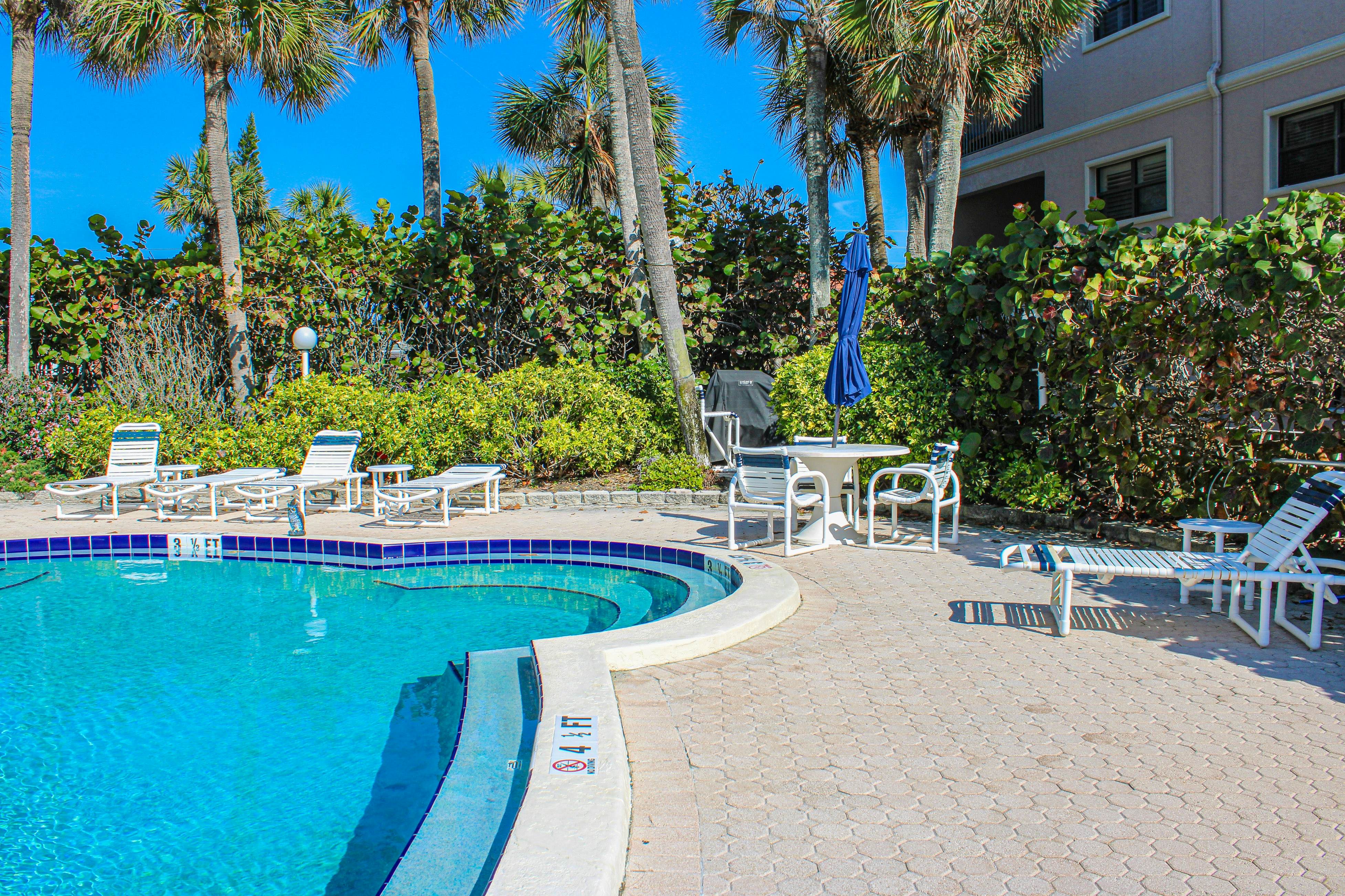 Chic and comfortable Gulf front condo, snowbird and dog friendly, pool, beaches