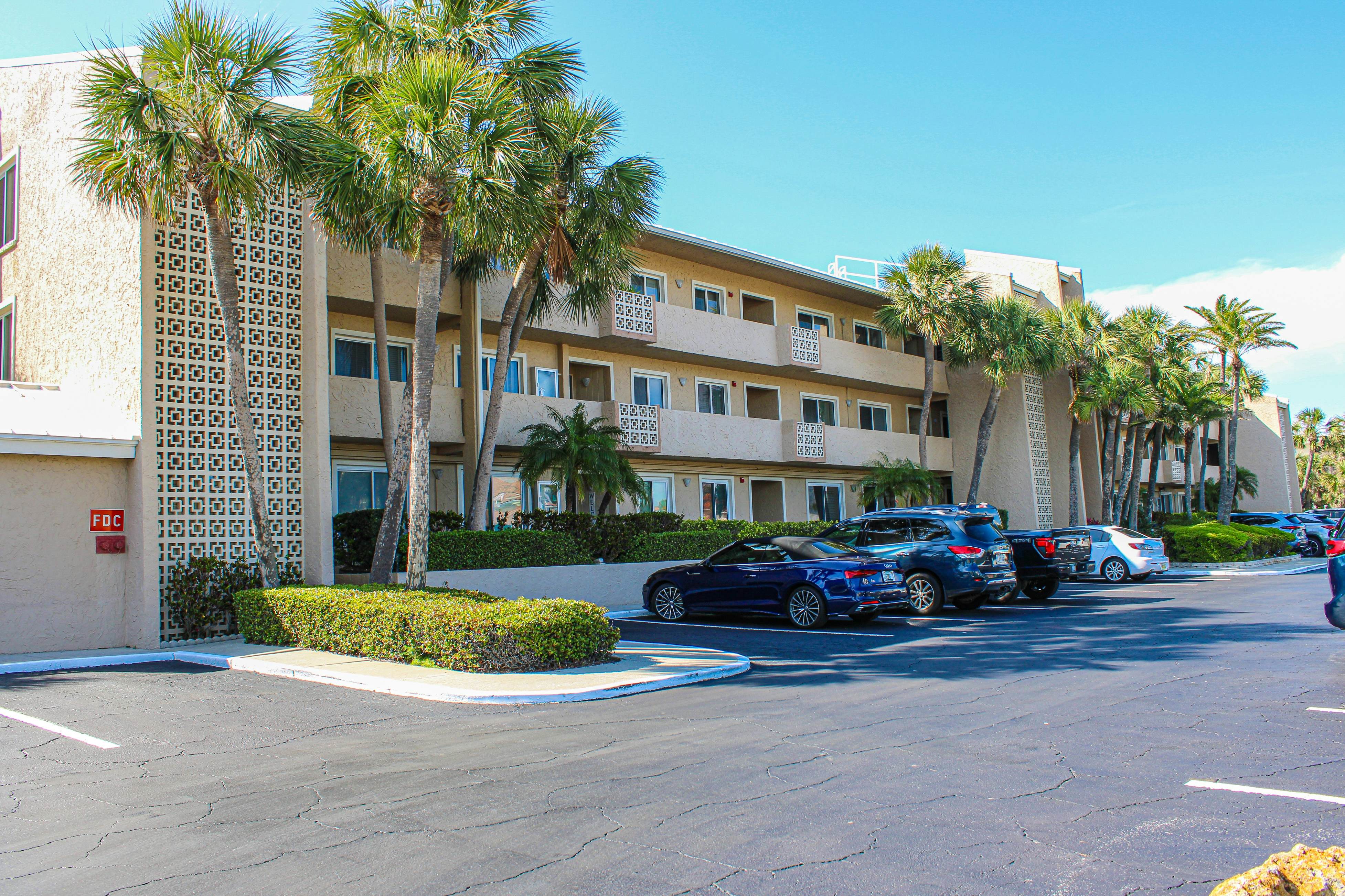 Chic and comfortable Gulf front condo, snowbird and dog friendly, pool, beaches