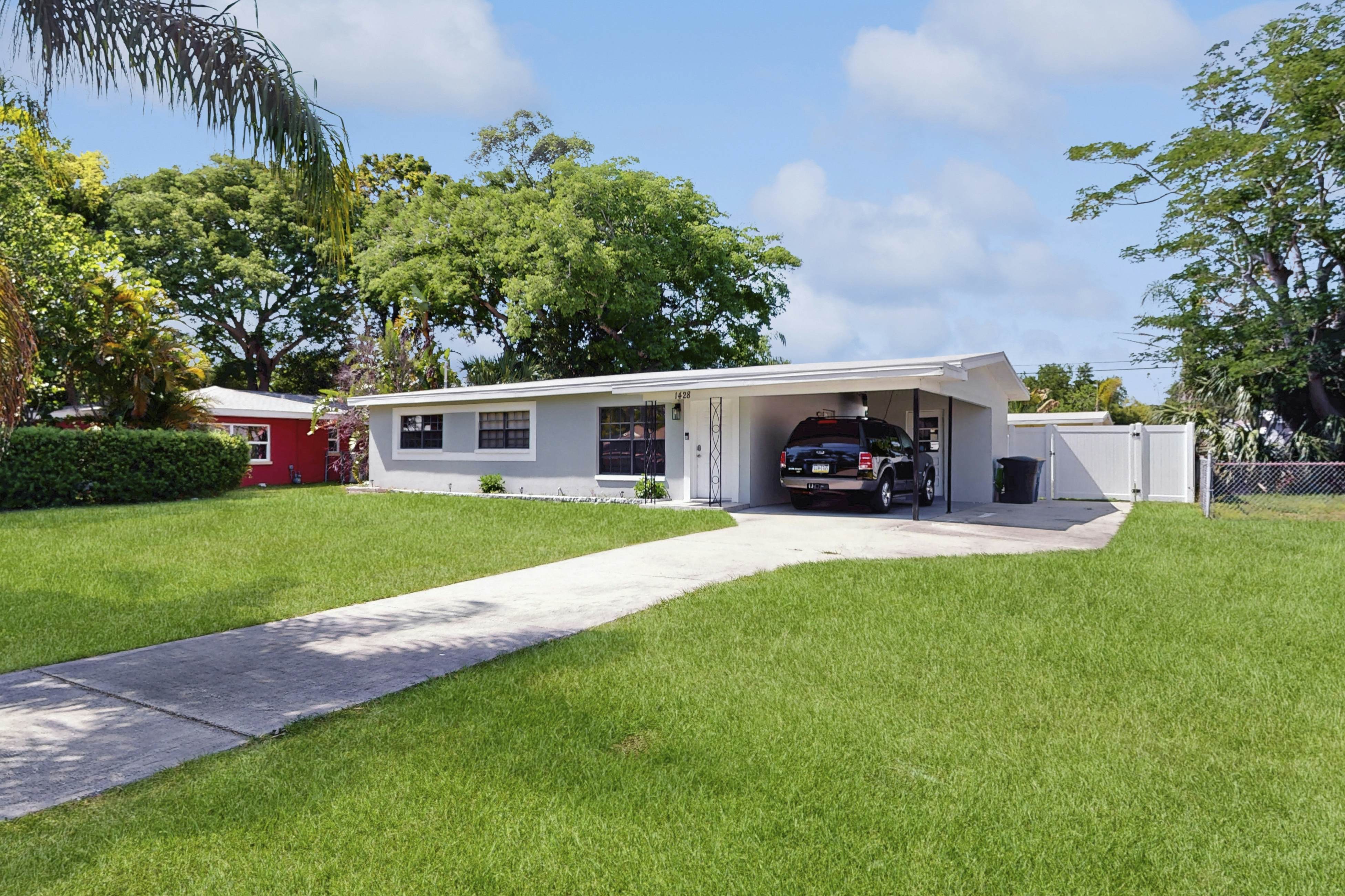 Dog-friendly getaway with enclosed yard, central AC, & W/D - snowbirds OK