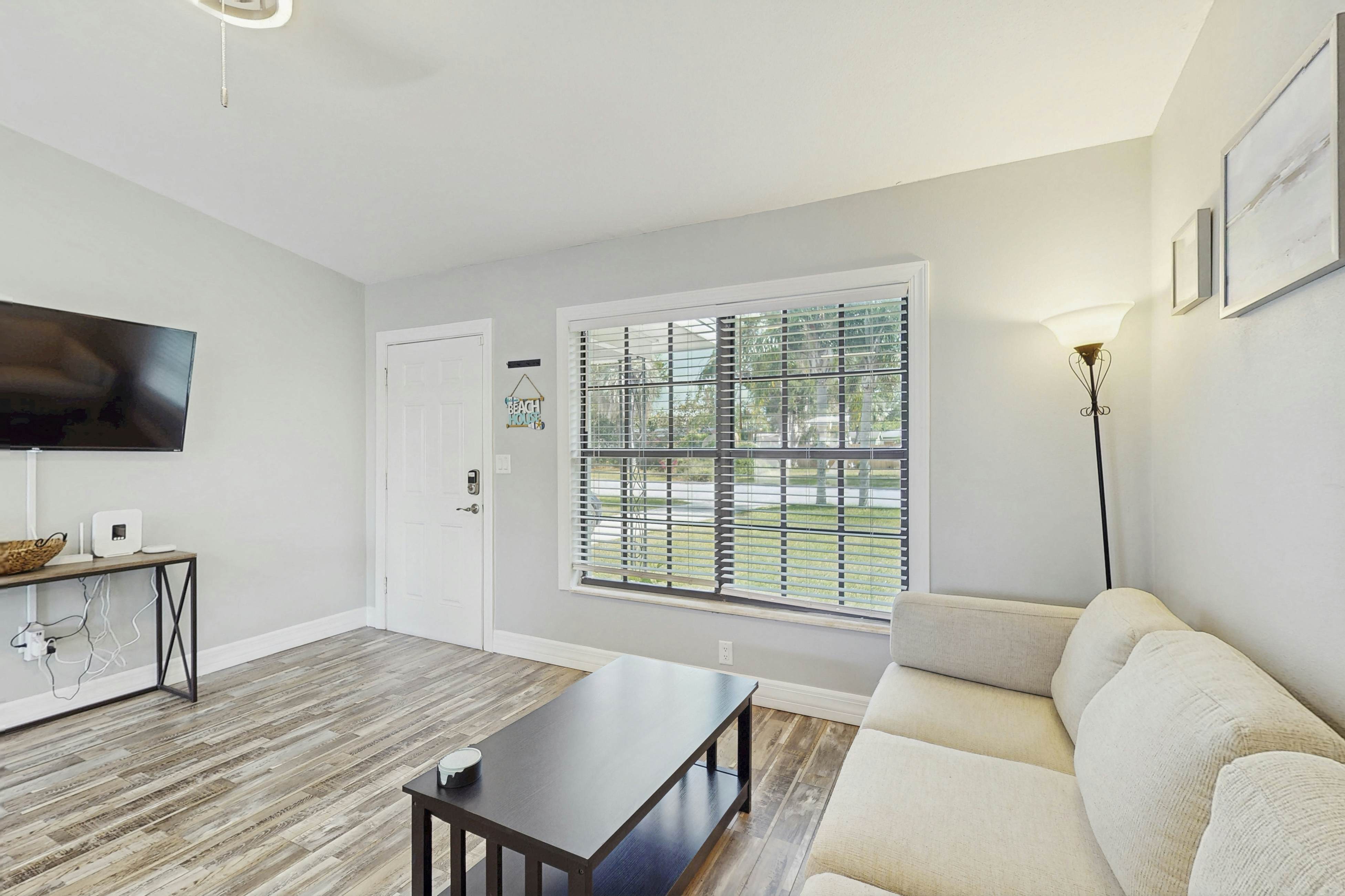 Dog-friendly getaway with enclosed yard, central AC, & W/D - snowbirds OK