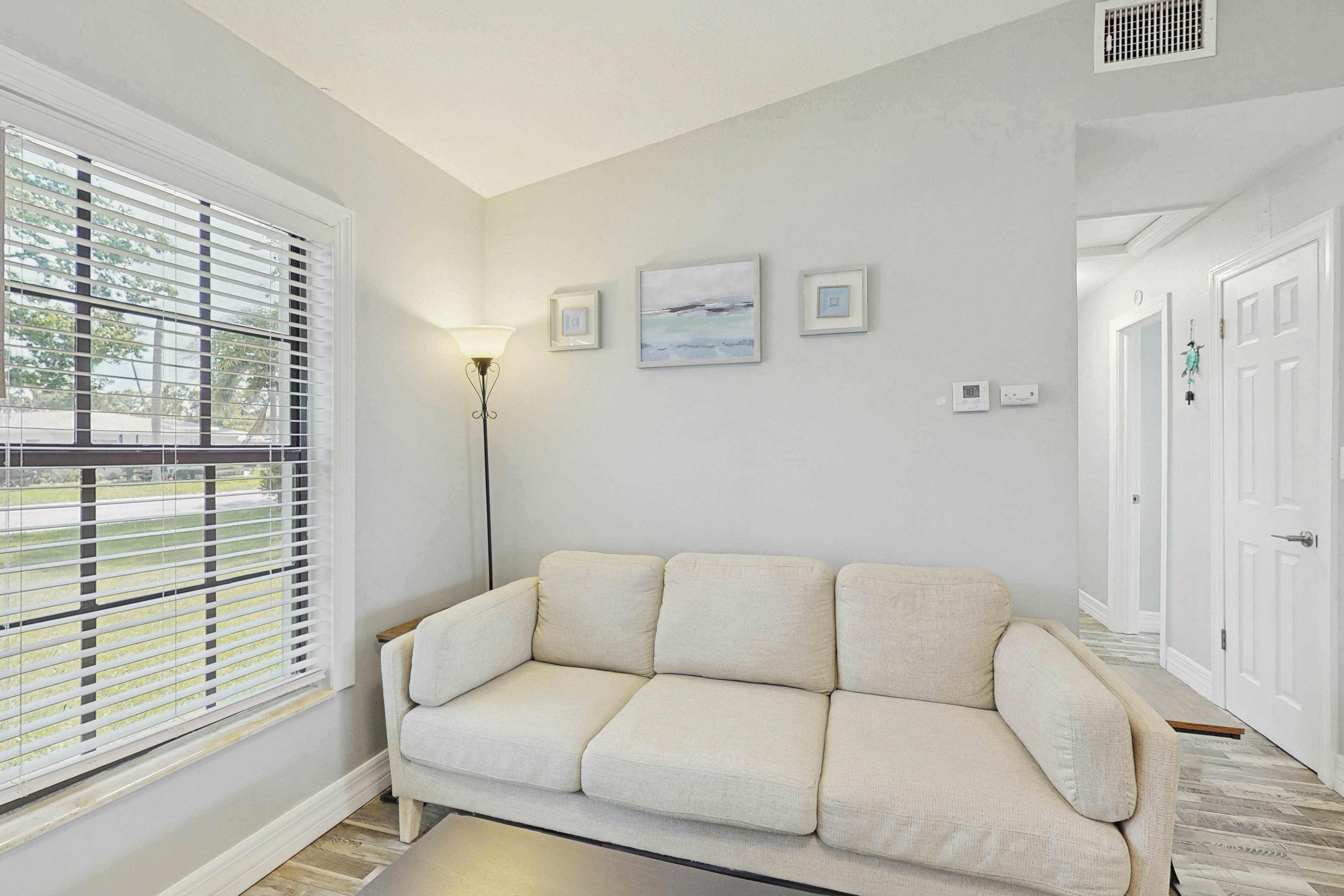 Dog-friendly getaway with enclosed yard, central AC, & W/D - snowbirds OK