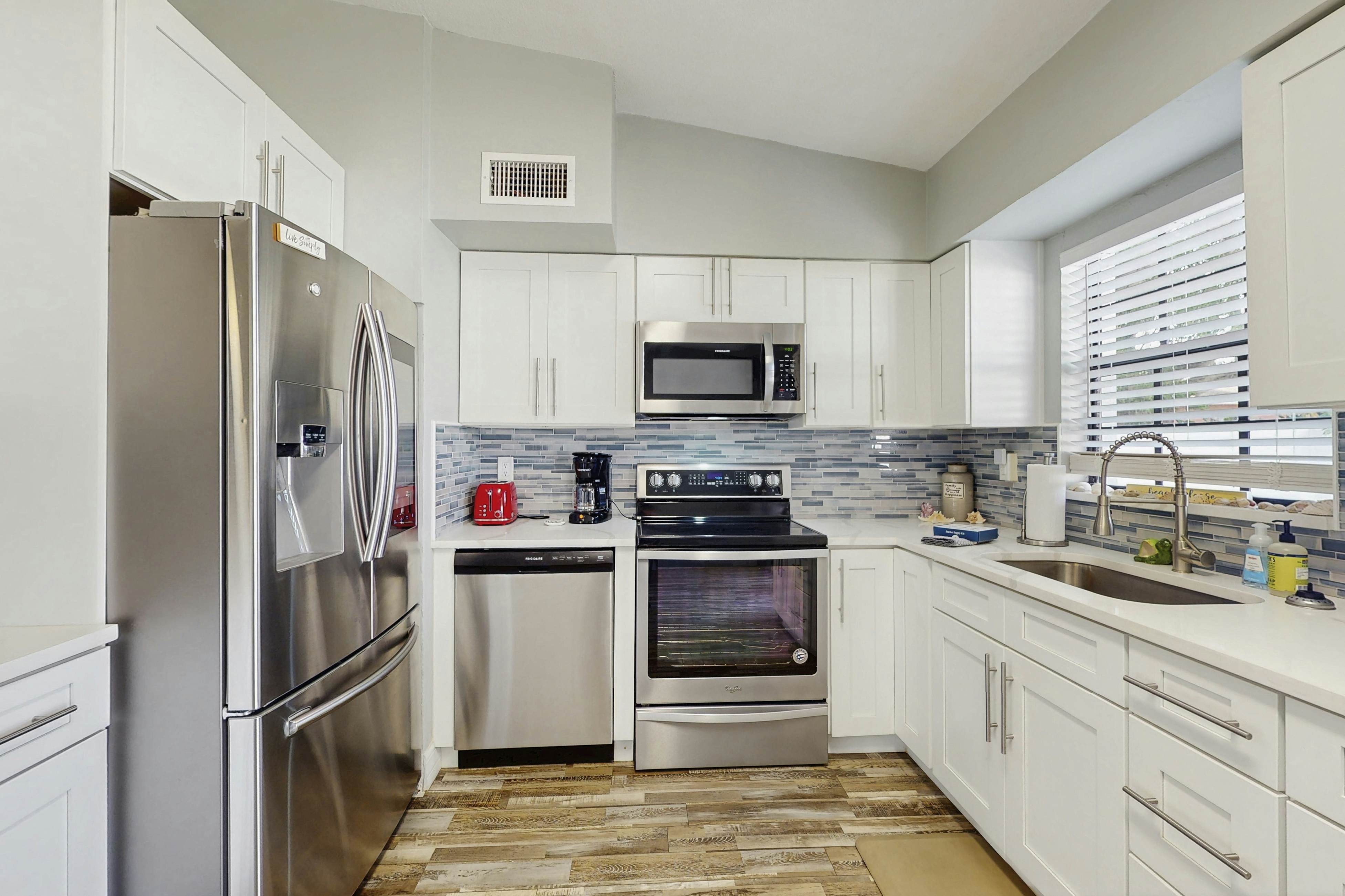 Dog-friendly getaway with enclosed yard, central AC, & W/D - snowbirds OK