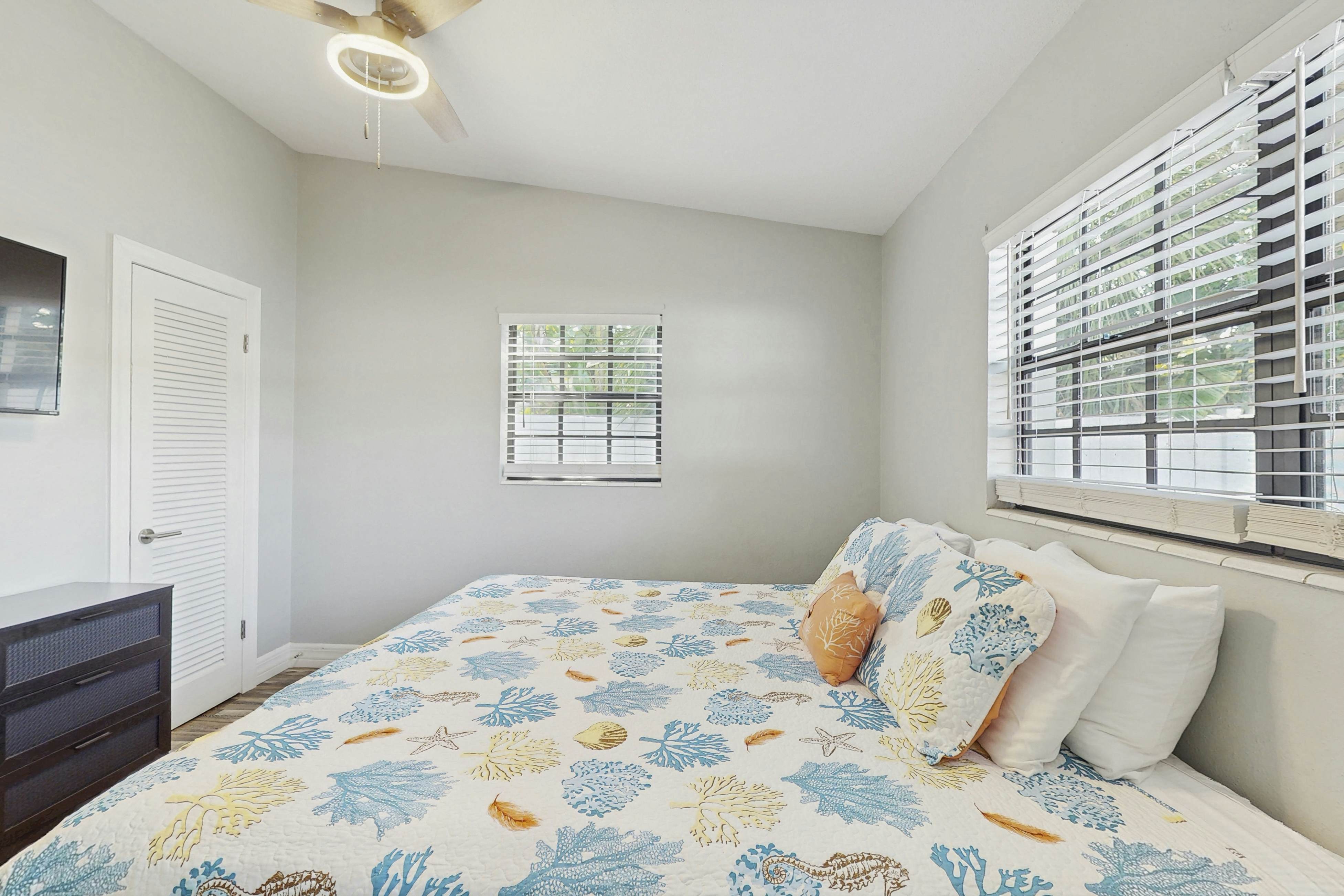 Dog-friendly getaway with enclosed yard, central AC, & W/D - snowbirds OK