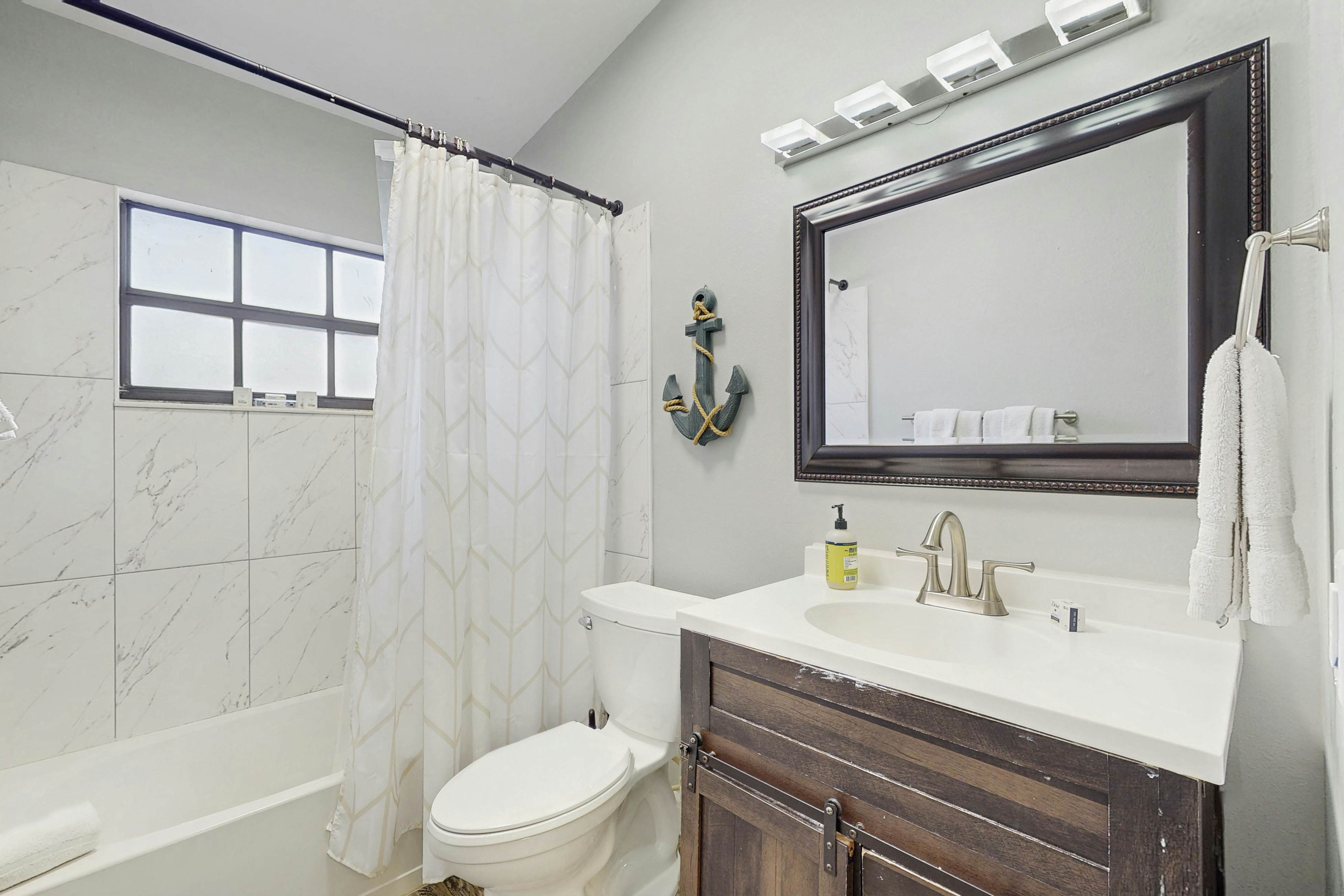 Dog-friendly getaway with enclosed yard, central AC, & W/D - snowbirds OK