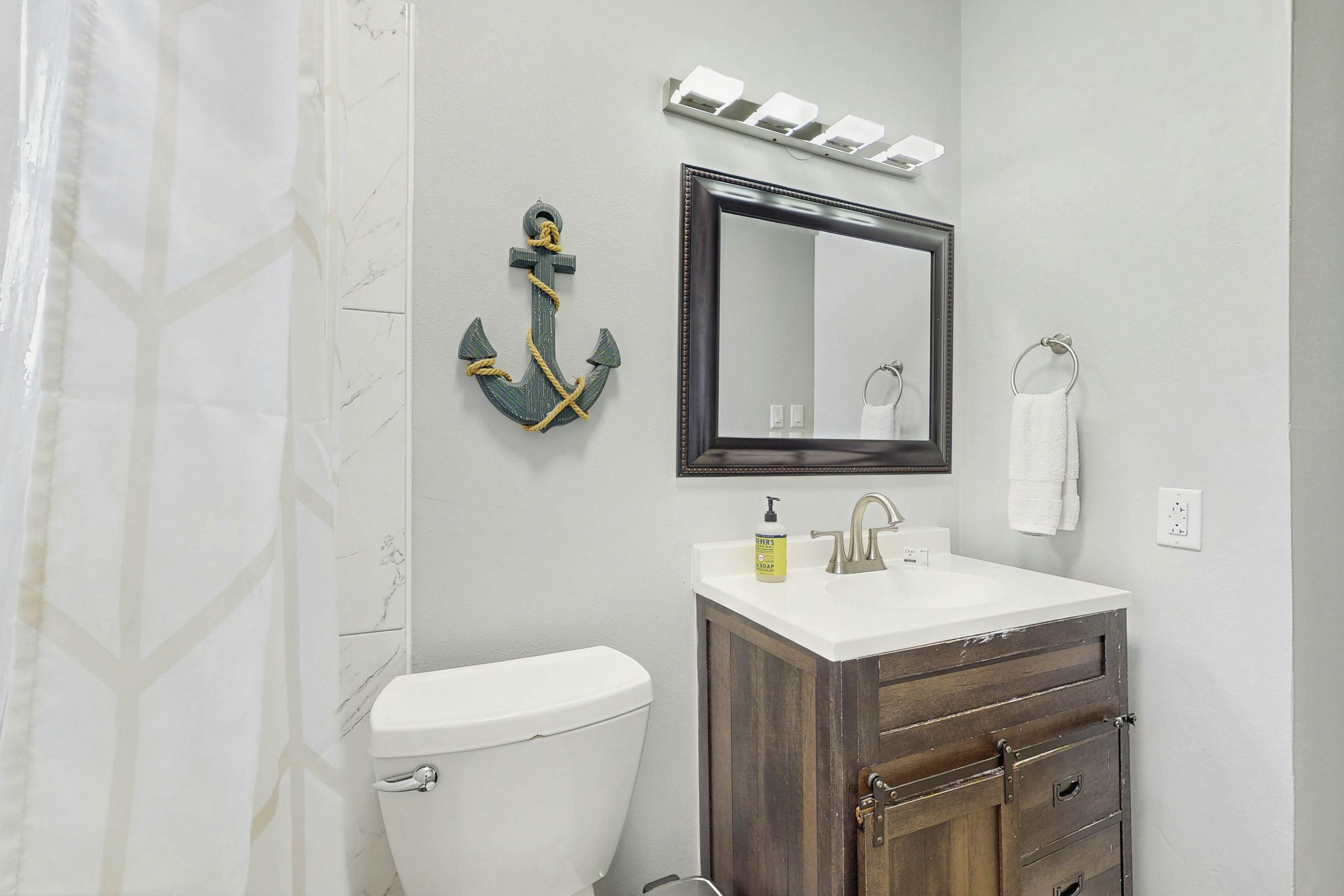 Dog-friendly getaway with enclosed yard, central AC, & W/D - snowbirds OK