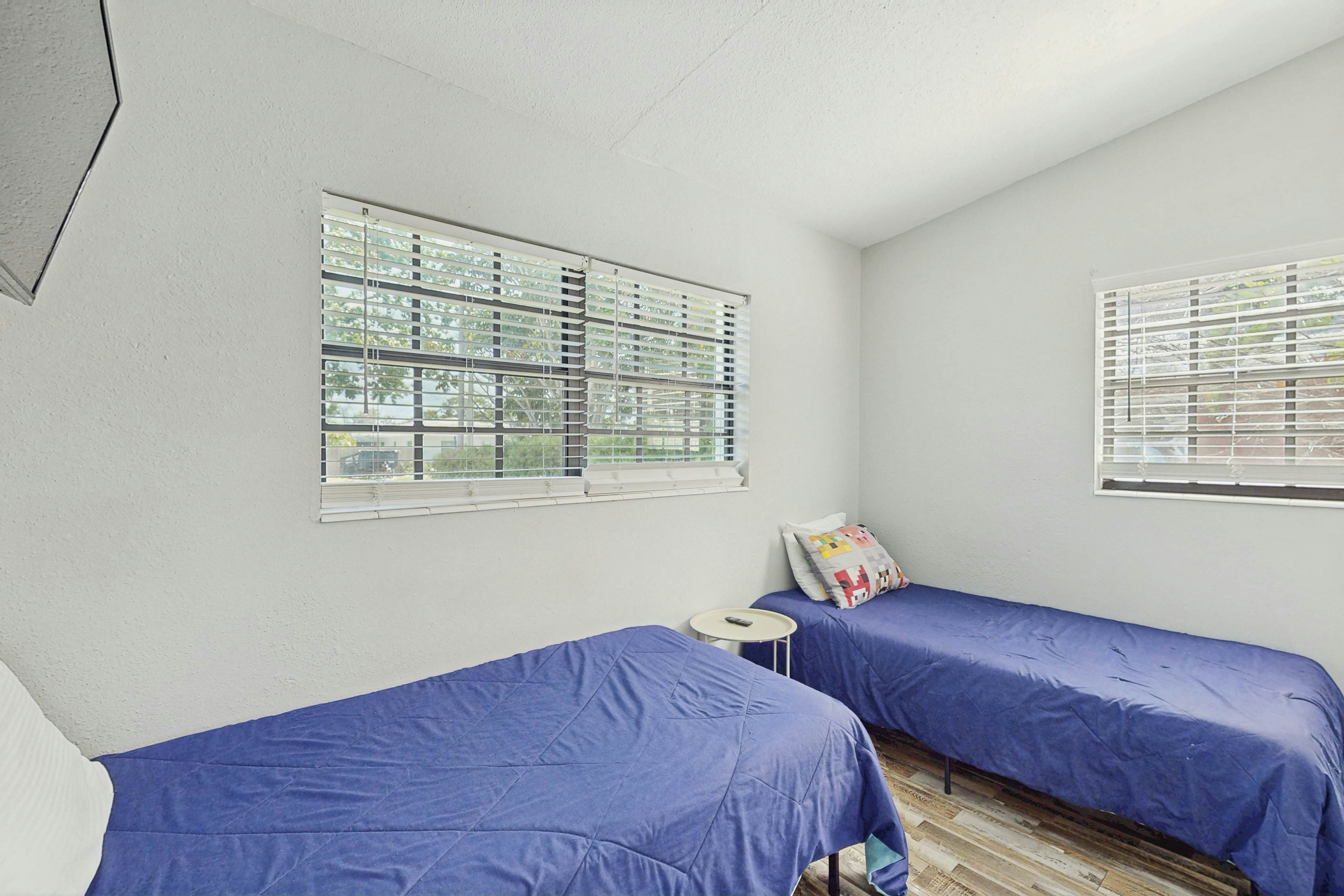 Dog-friendly getaway with enclosed yard, central AC, & W/D - snowbirds OK