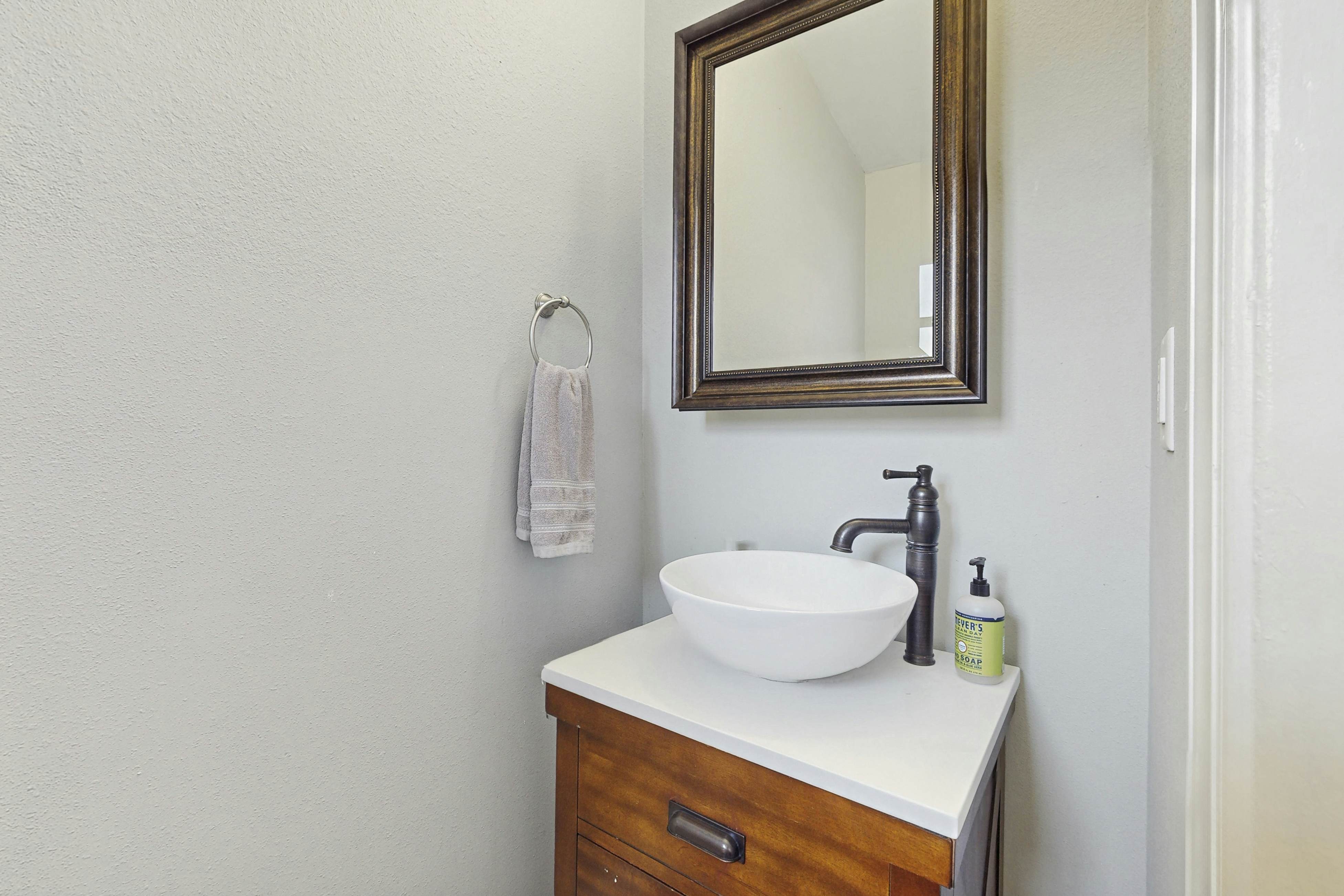 Dog-friendly getaway with enclosed yard, central AC, & W/D - snowbirds OK