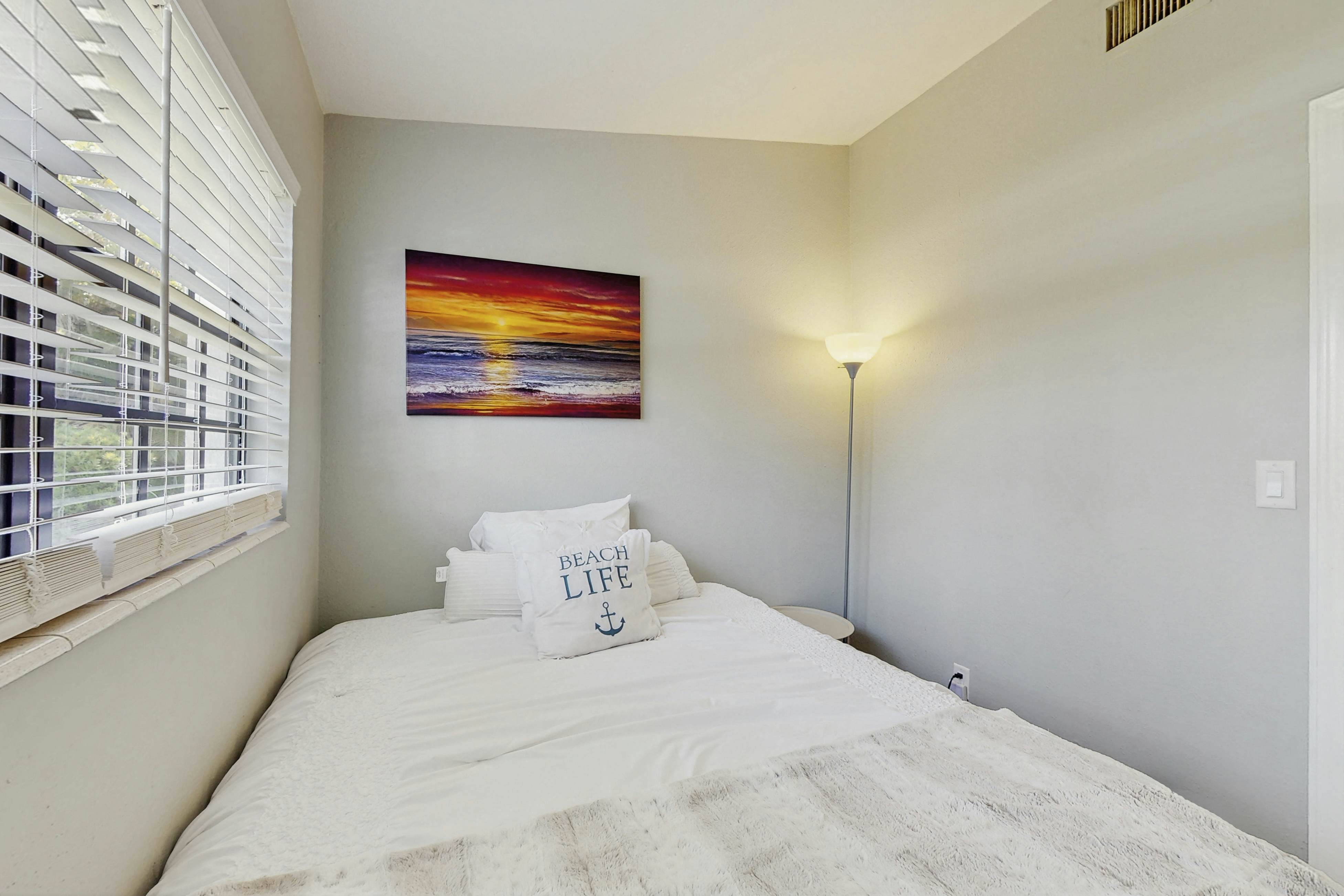 Dog-friendly getaway with enclosed yard, central AC, & W/D - snowbirds OK