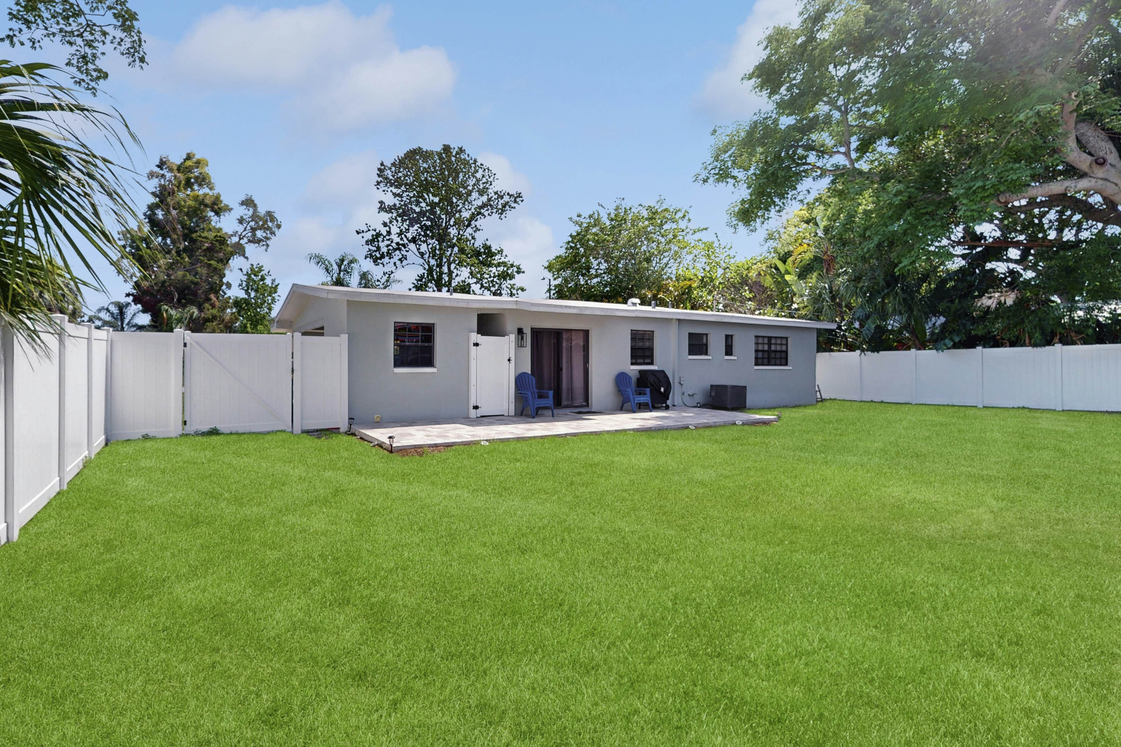 Dog-friendly getaway with enclosed yard, central AC, & W/D - snowbirds OK