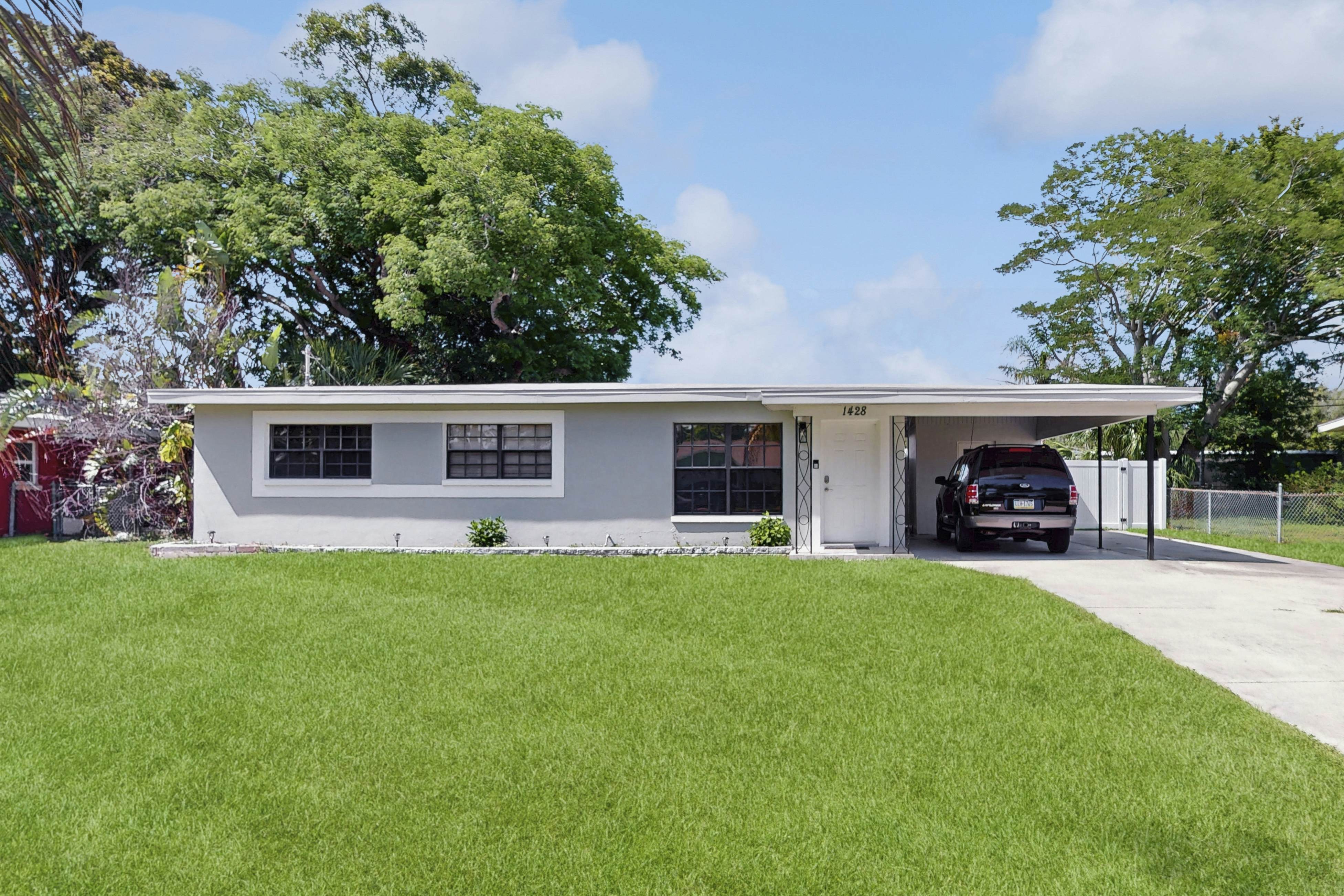 Dog-friendly getaway with enclosed yard, central AC, & W/D - snowbirds OK