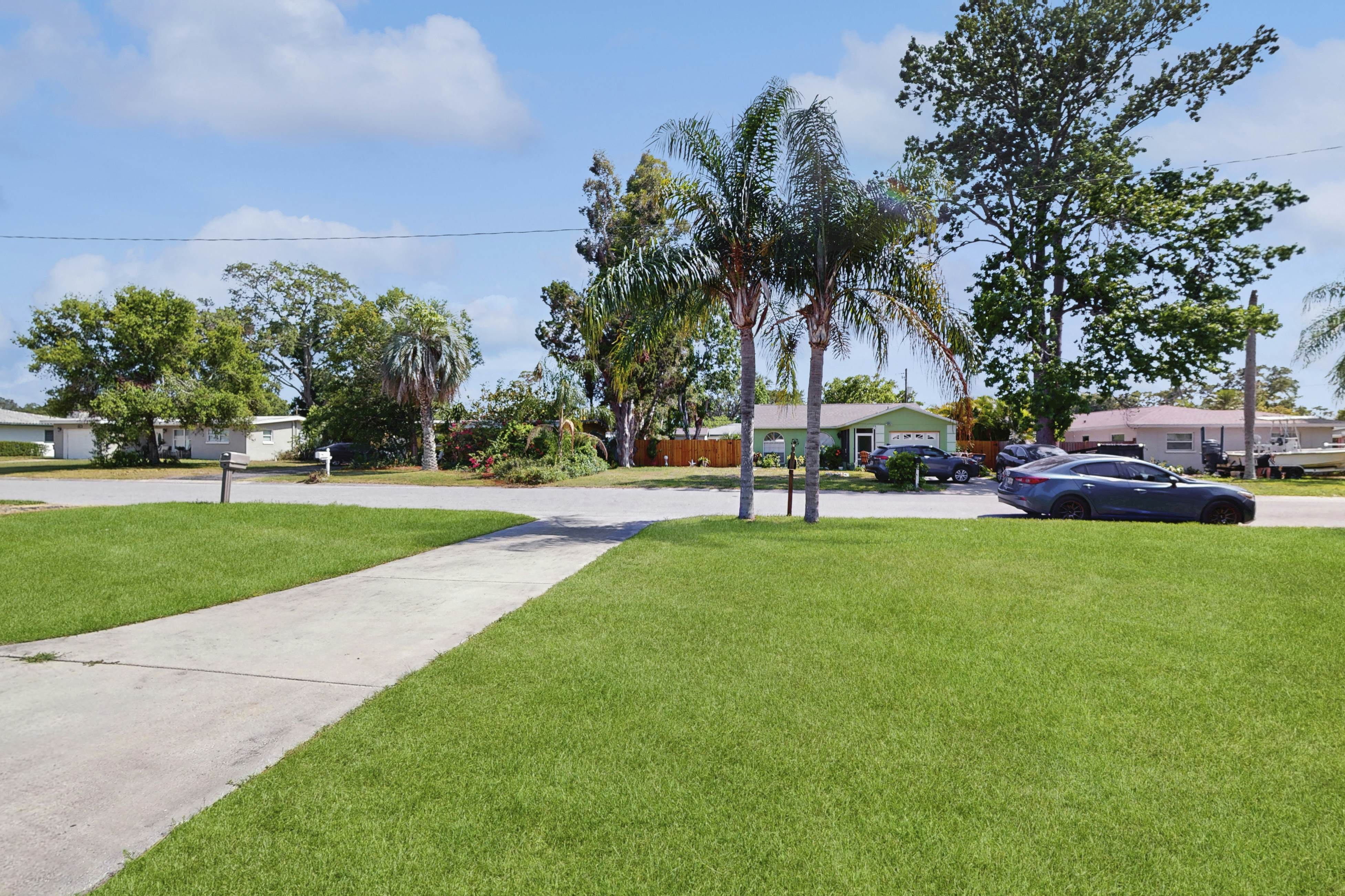 Dog-friendly getaway with enclosed yard, central AC, & W/D - snowbirds OK