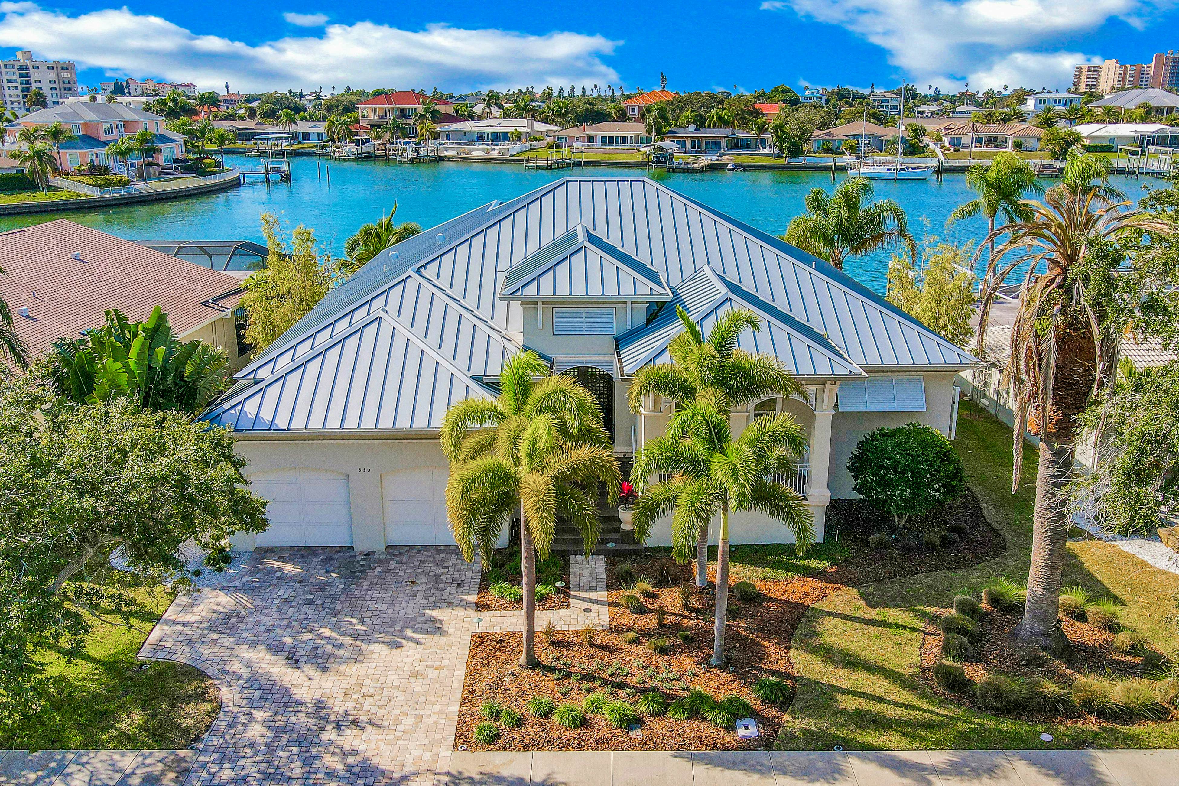 Exquisite Clearwater Retreat w/ Heated Pool, Game Room, Outdoor kitchen &Kayaks