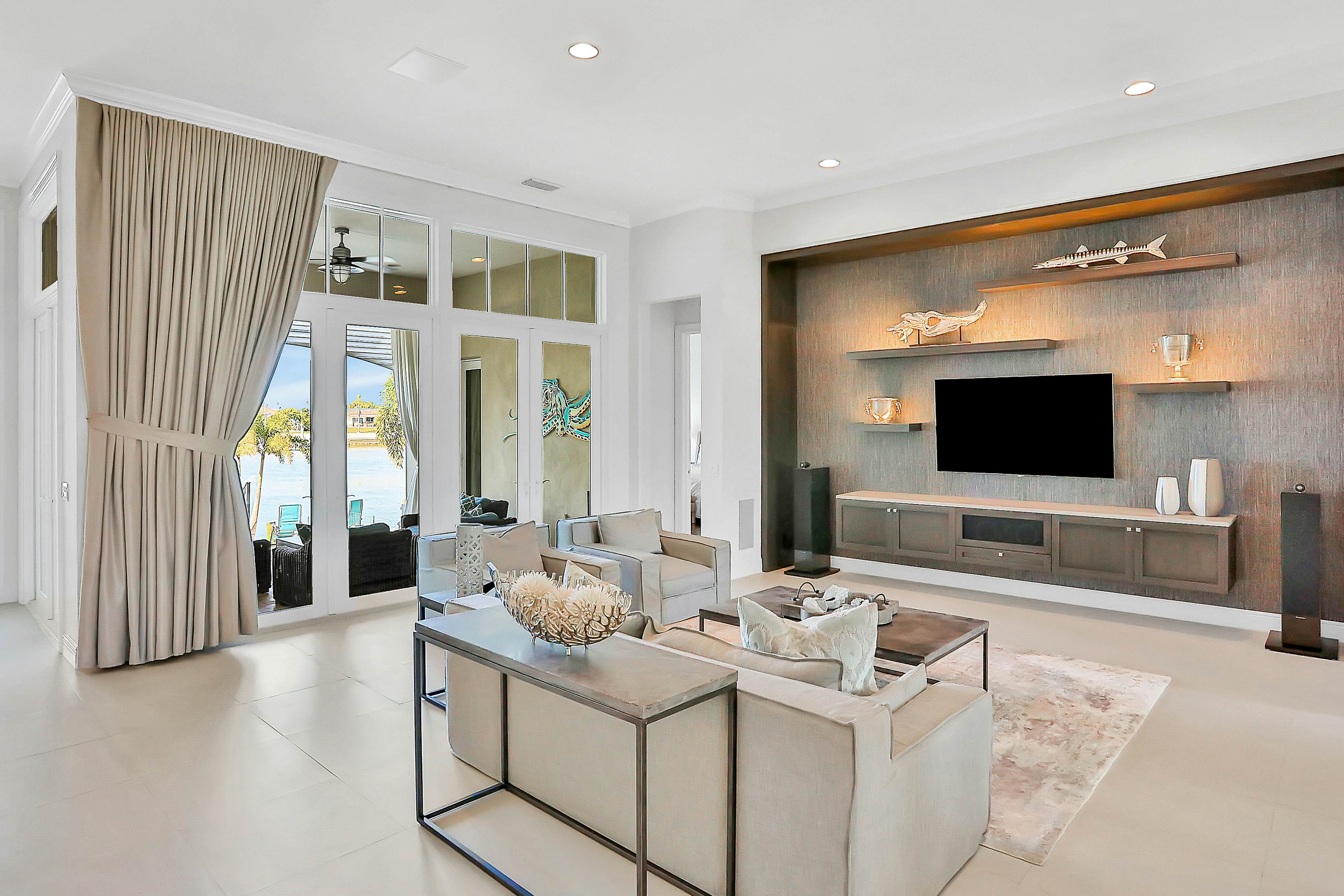 Exquisite Clearwater Retreat w/ Heated Pool, Game Room, Outdoor kitchen &Kayaks