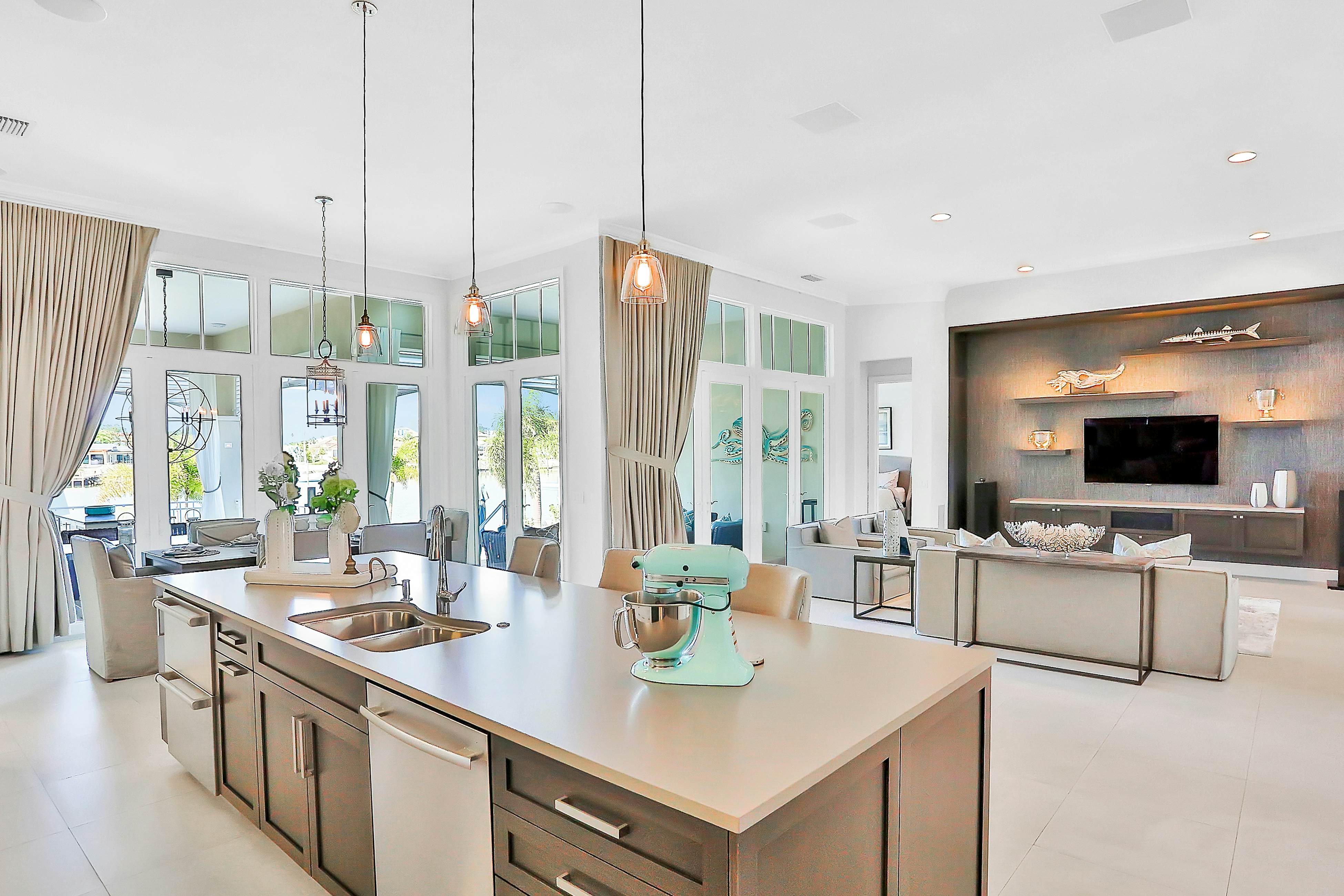 Exquisite Clearwater Retreat w/ Heated Pool, Game Room, Outdoor kitchen &Kayaks