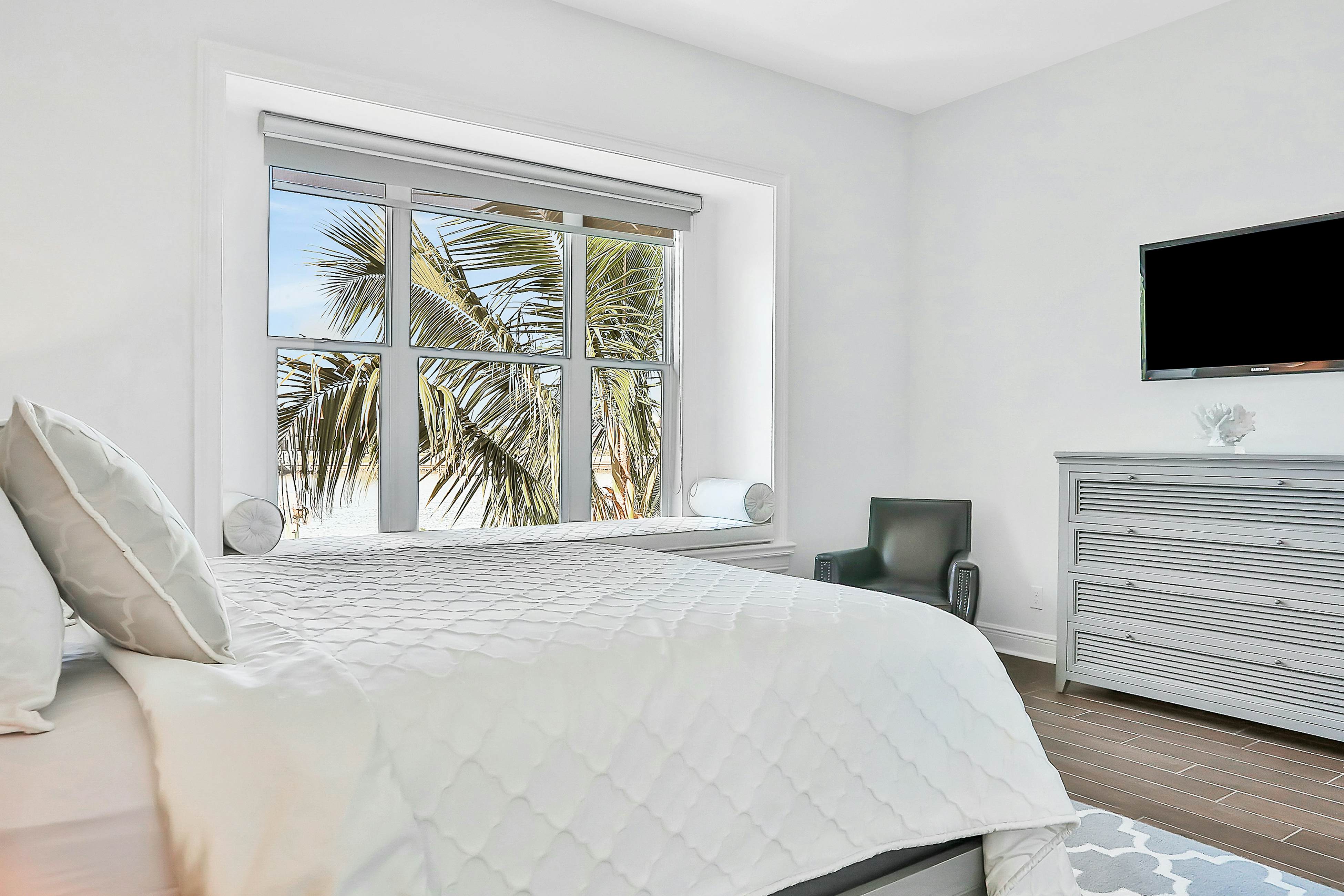 Exquisite Clearwater Retreat w/ Heated Pool, Game Room, Outdoor kitchen &Kayaks