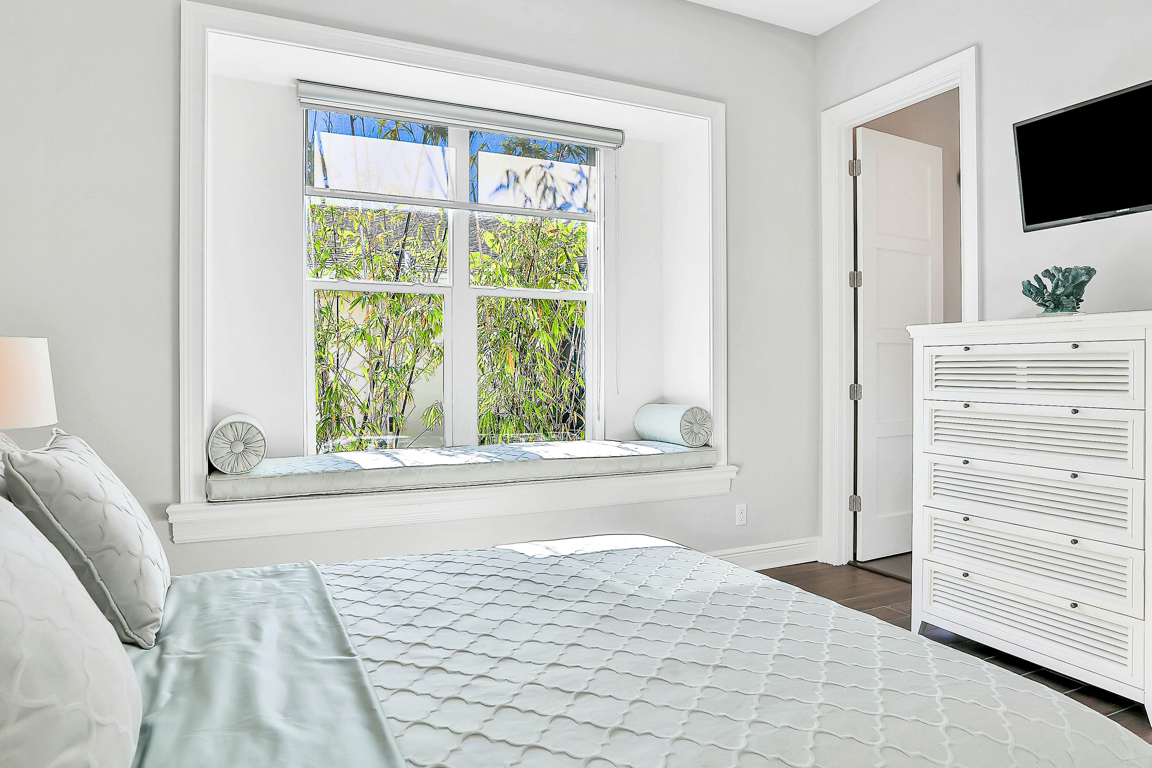 Exquisite Clearwater Retreat w/ Heated Pool, Game Room, Outdoor kitchen &Kayaks