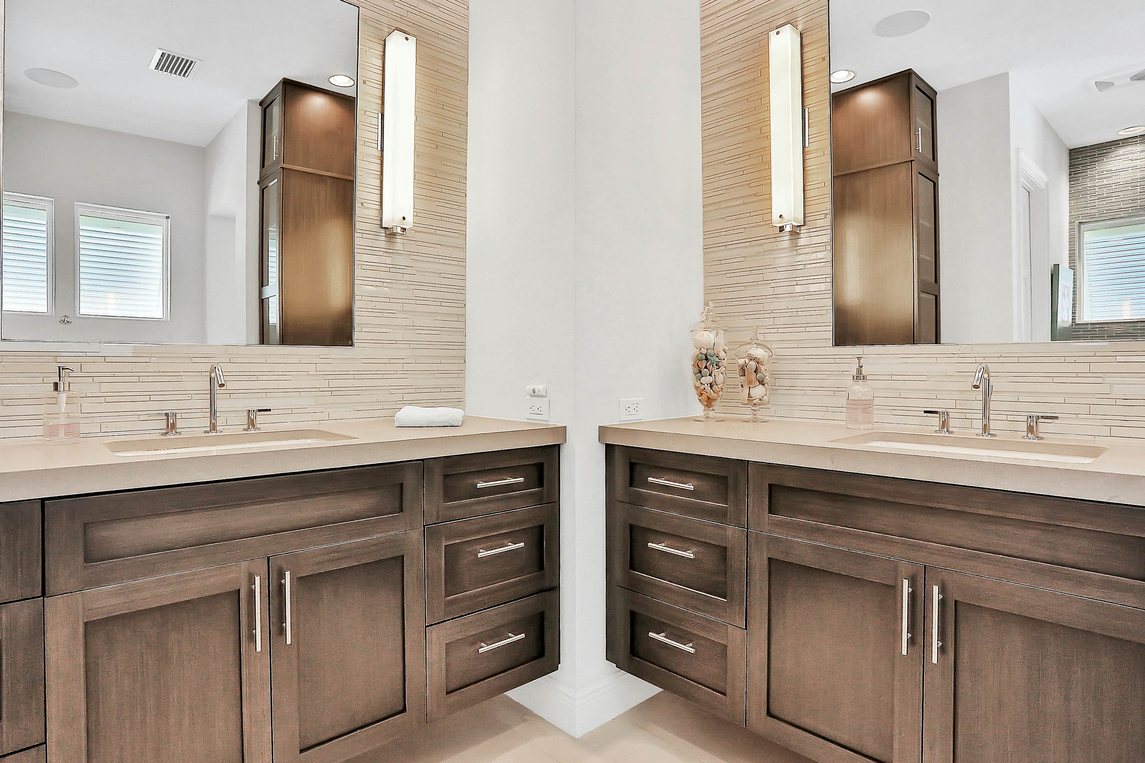 Exquisite Clearwater Retreat w/ Heated Pool, Game Room, Outdoor kitchen &Kayaks