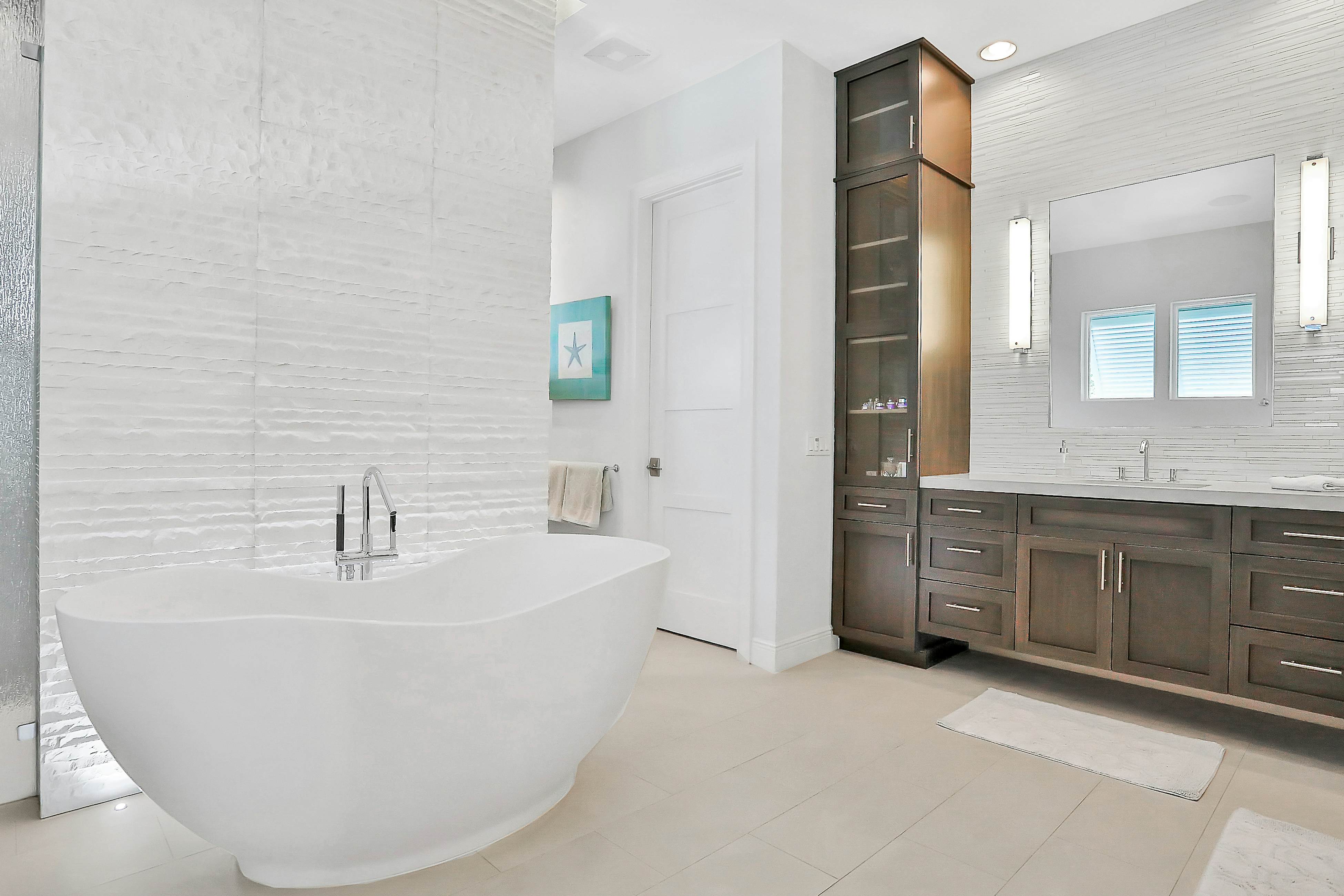 Exquisite Clearwater Retreat w/ Heated Pool, Game Room, Outdoor kitchen &Kayaks