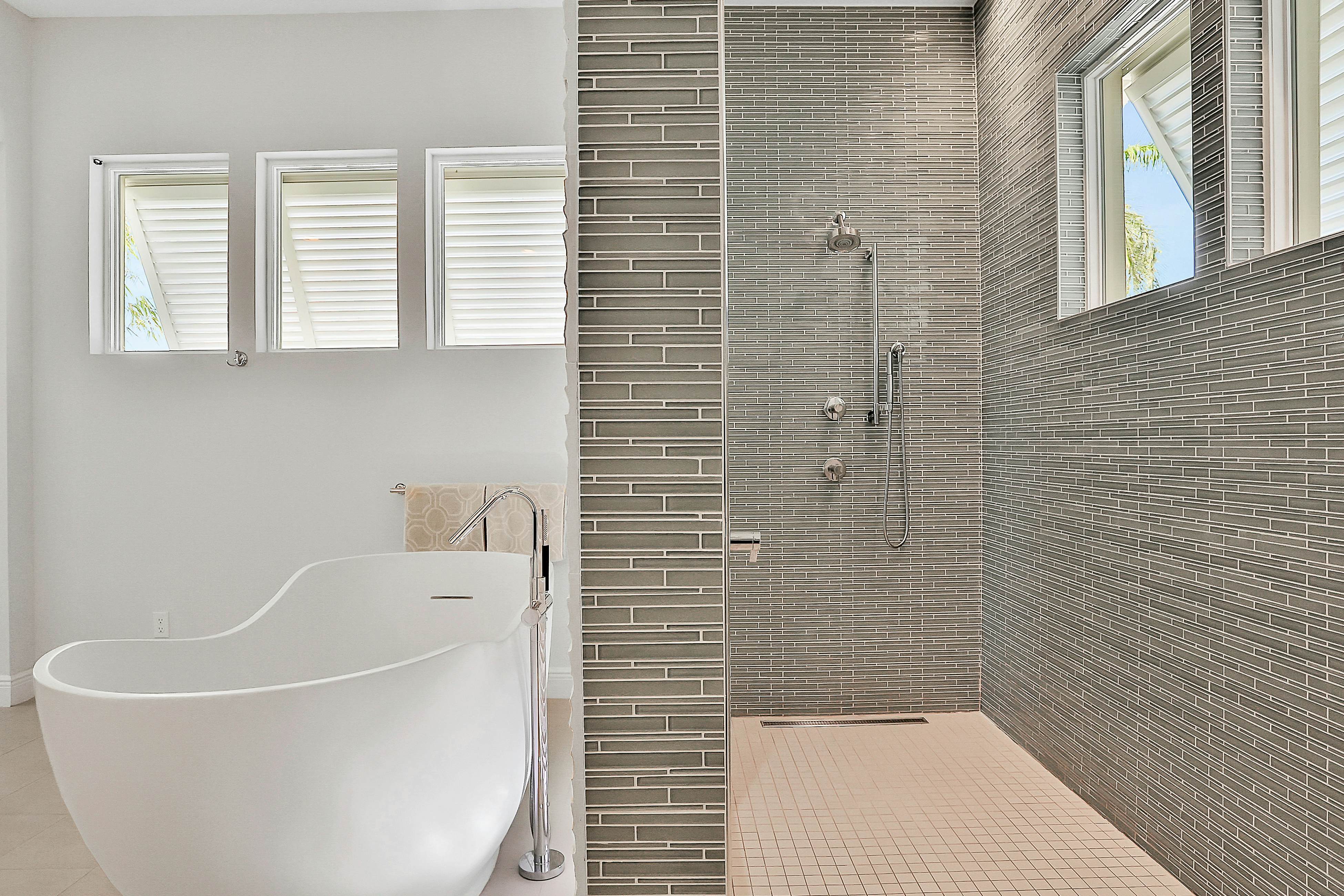 Exquisite Clearwater Retreat w/ Heated Pool, Game Room, Outdoor kitchen &Kayaks