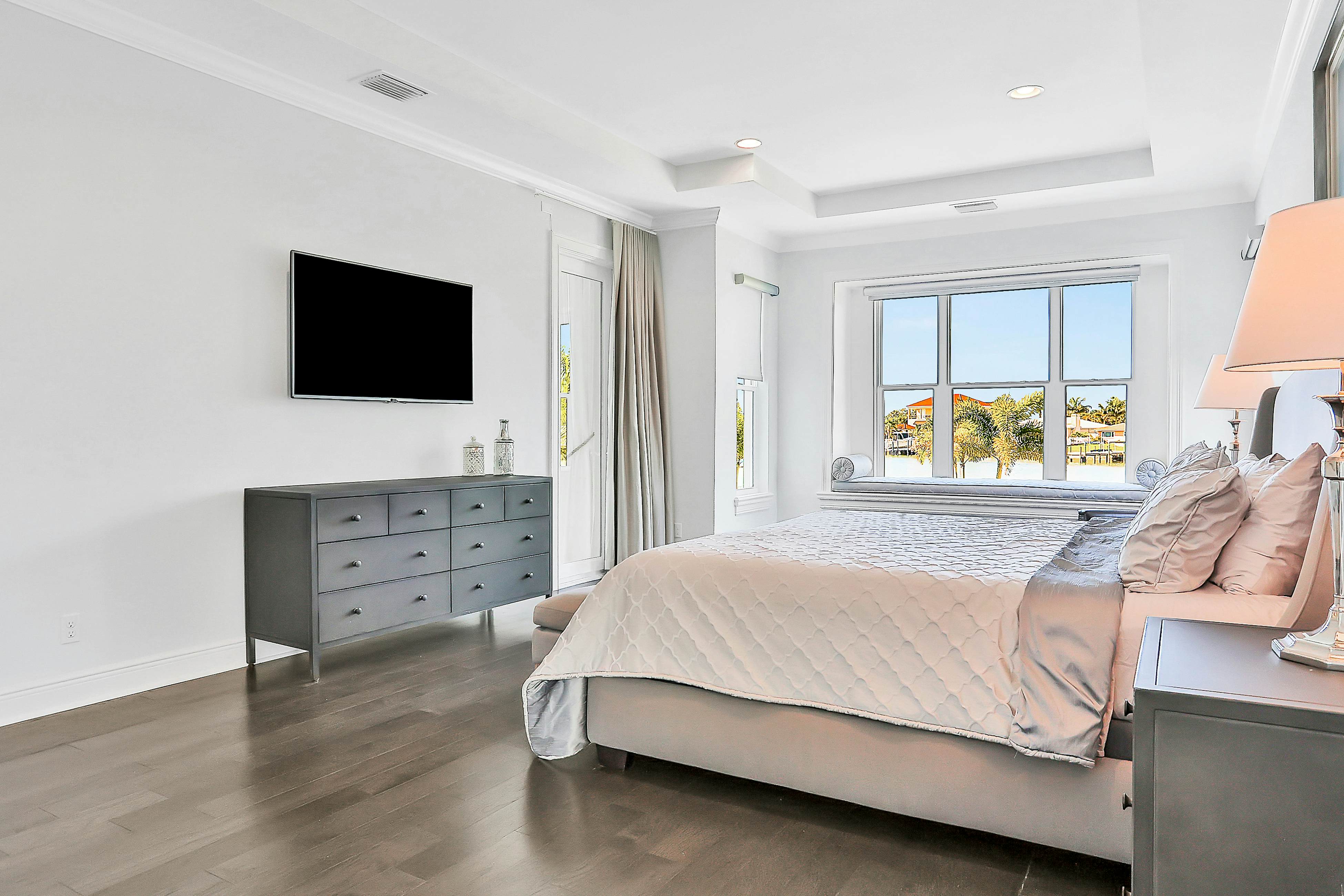 Exquisite Clearwater Retreat w/ Heated Pool, Game Room, Outdoor kitchen &Kayaks