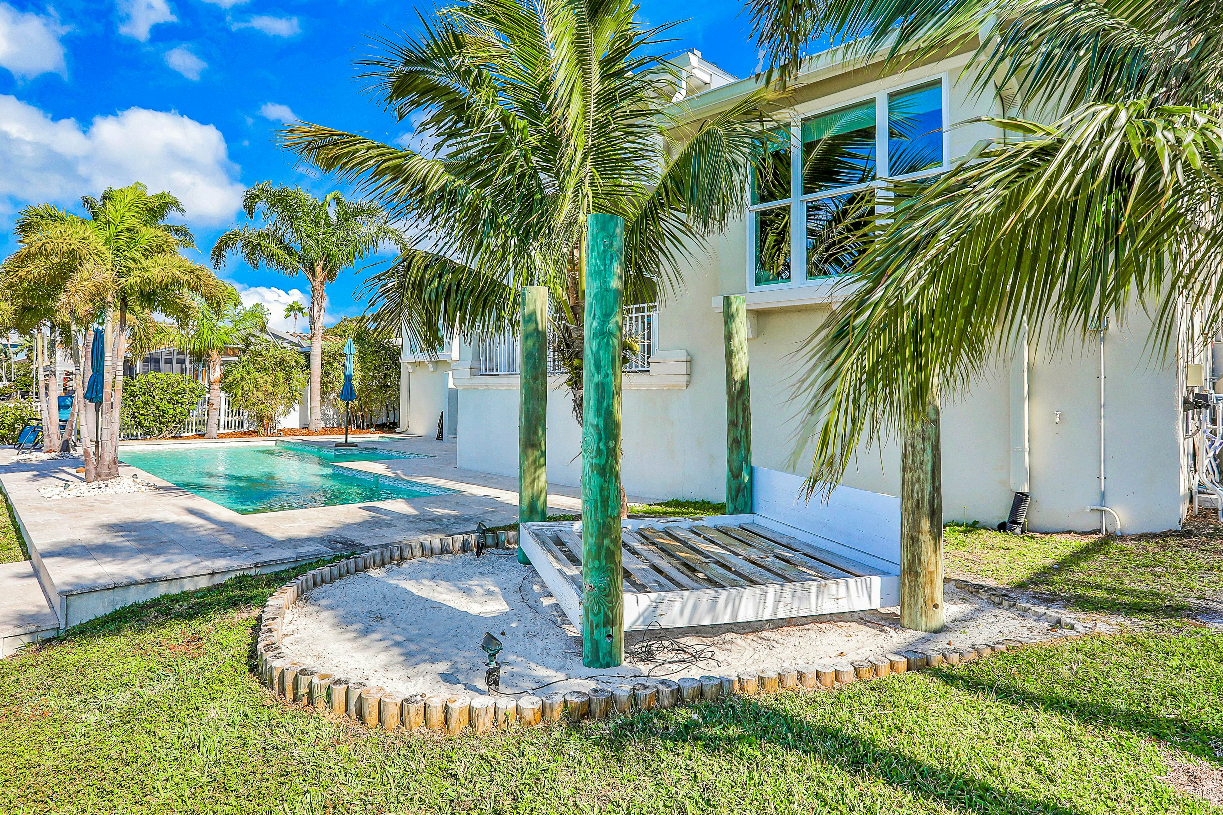 Exquisite Clearwater Retreat w/ Heated Pool, Game Room, Outdoor kitchen &Kayaks