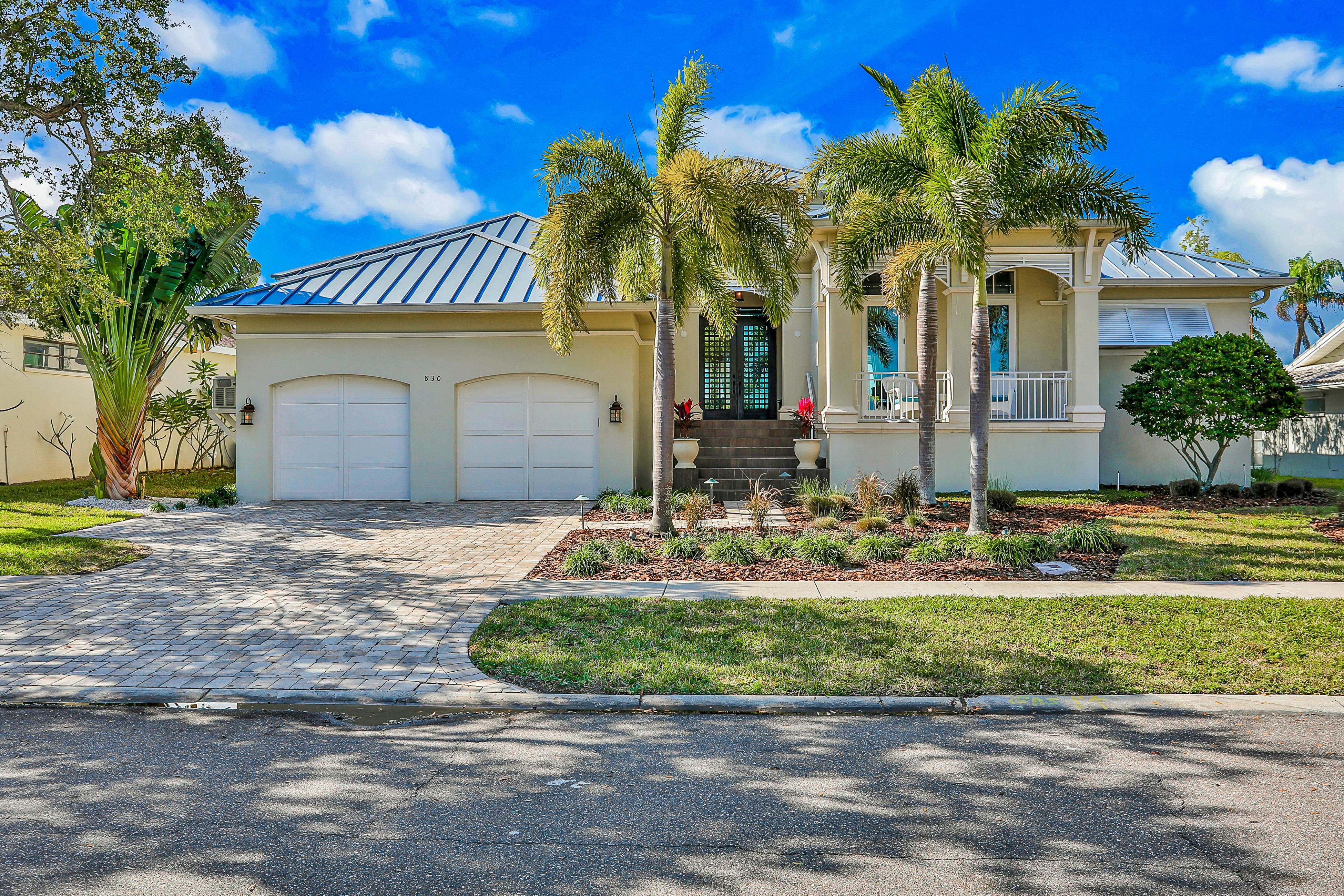 Exquisite Clearwater Retreat w/ Heated Pool, Game Room, Outdoor kitchen &Kayaks