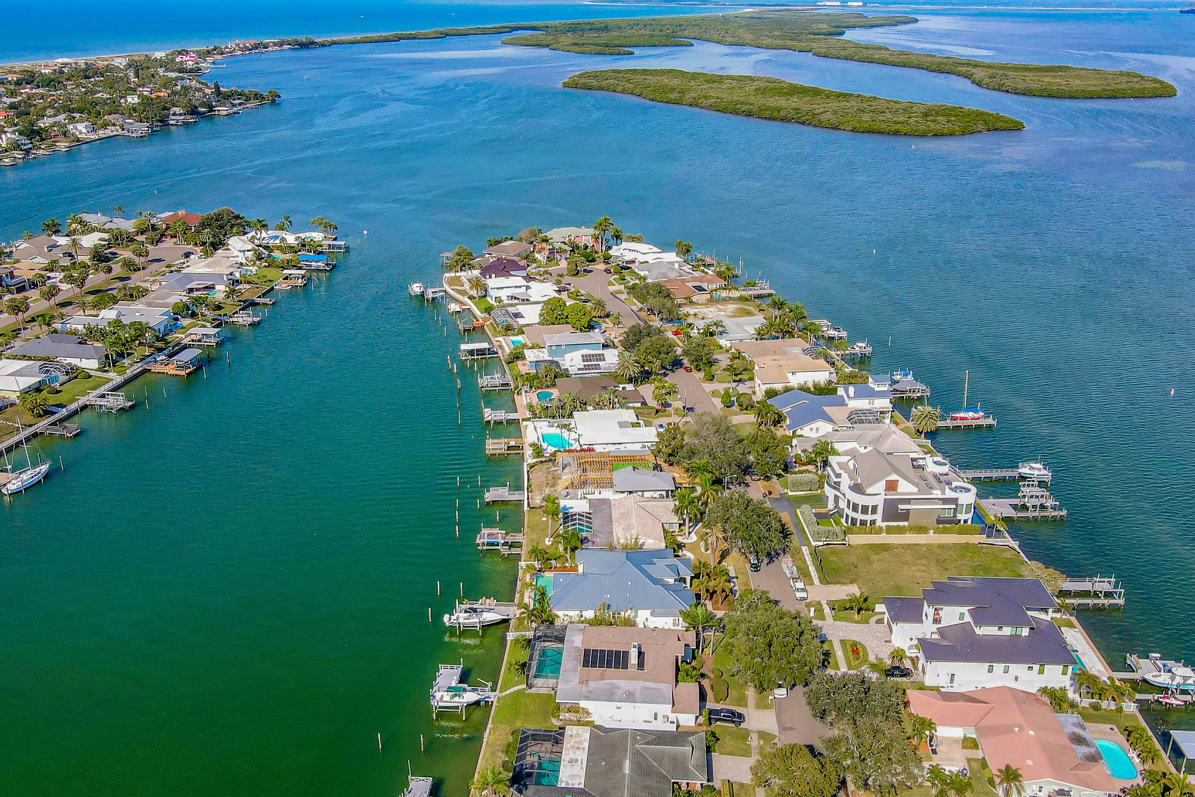 Exquisite Clearwater Retreat w/ Heated Pool, Game Room, Outdoor kitchen &Kayaks