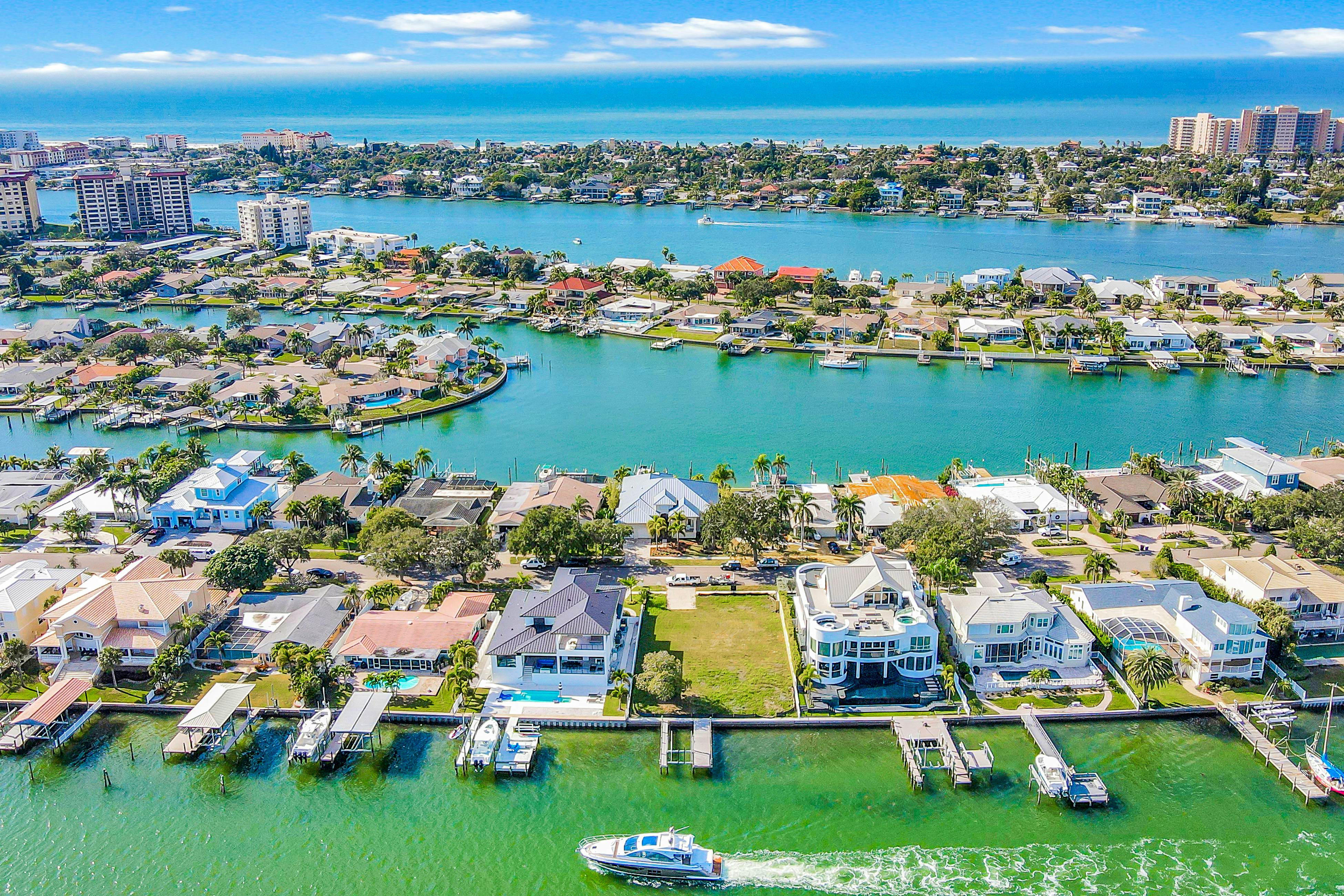 Exquisite Clearwater Retreat w/ Heated Pool, Game Room, Outdoor kitchen &Kayaks