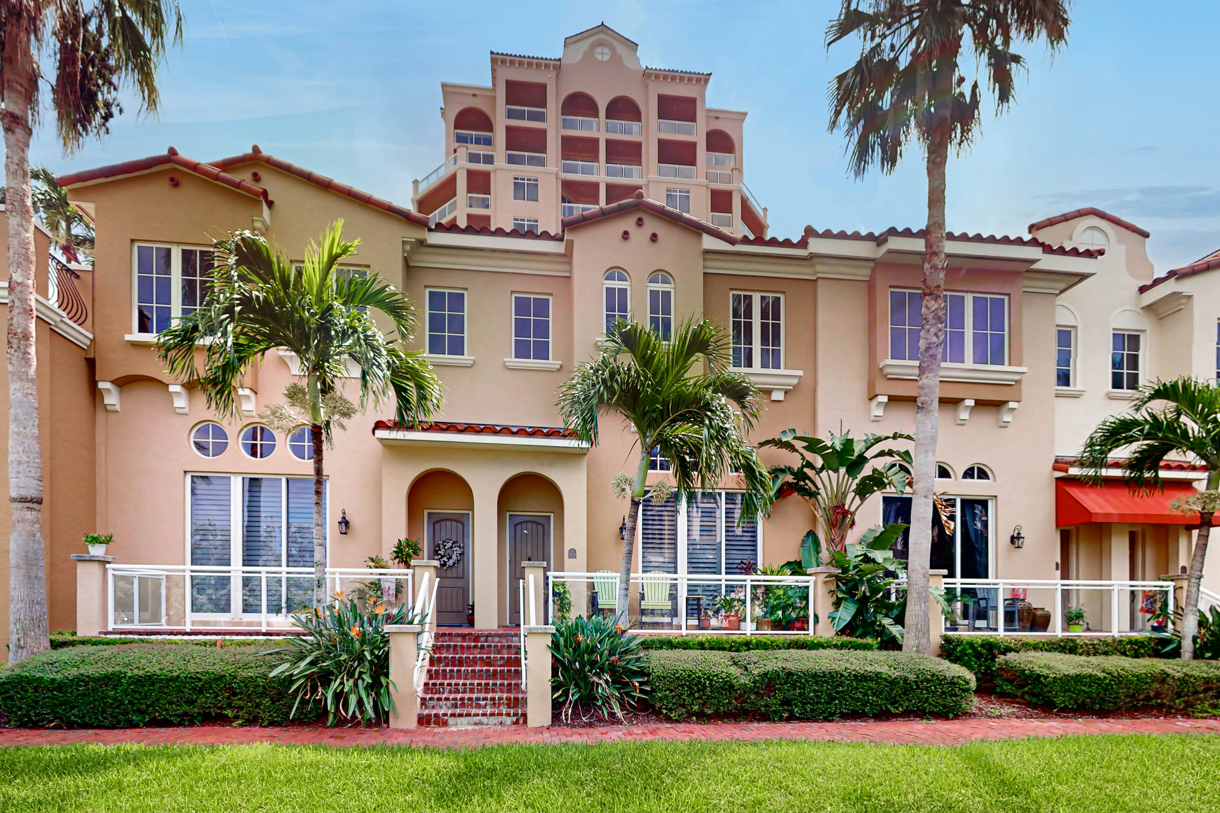 Spacious townhome in prime location w/patio, heated pool, hot tub, pool spa, gym