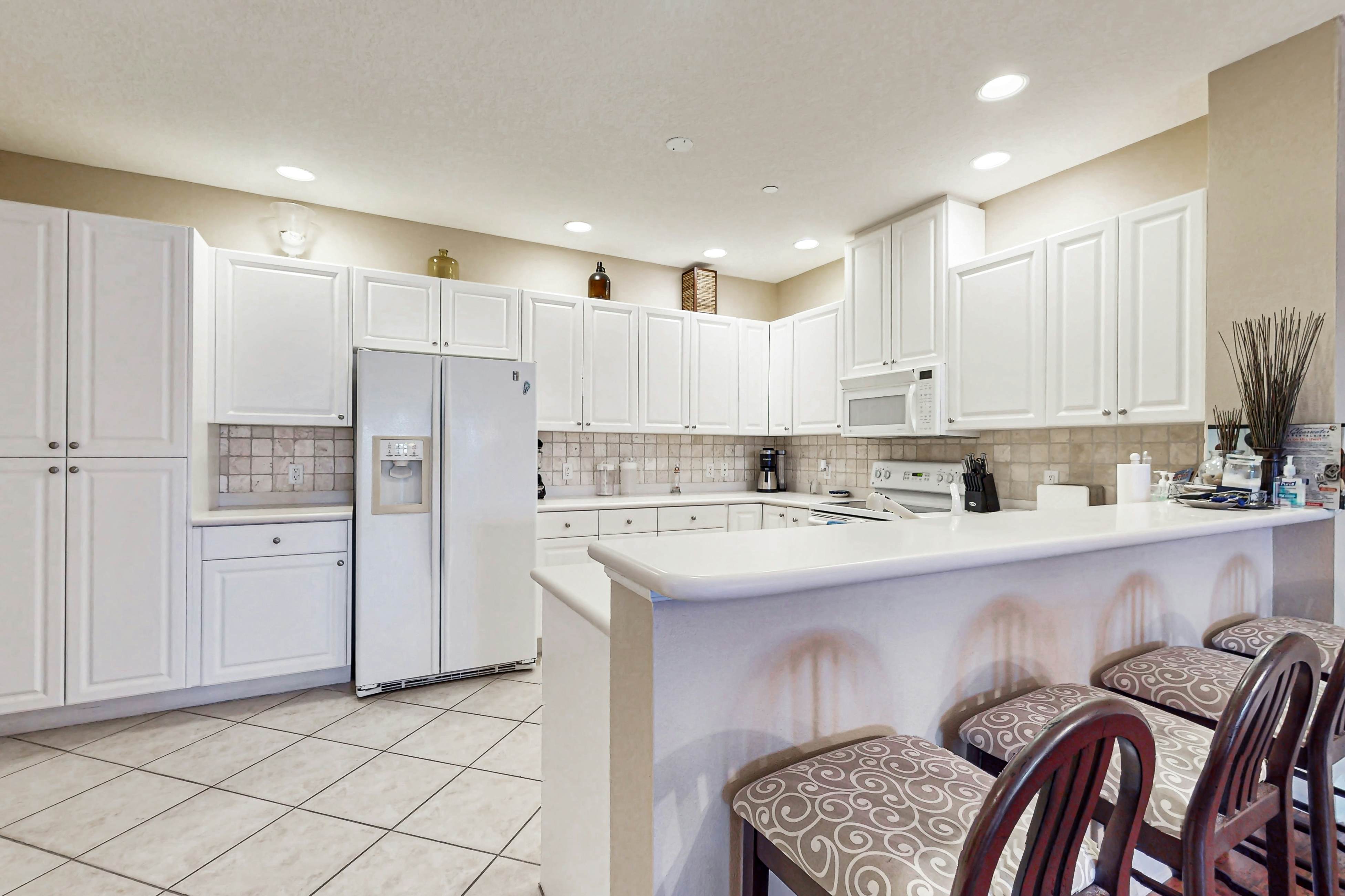 Spacious townhome in prime location w/patio, heated pool, hot tub, pool spa, gym