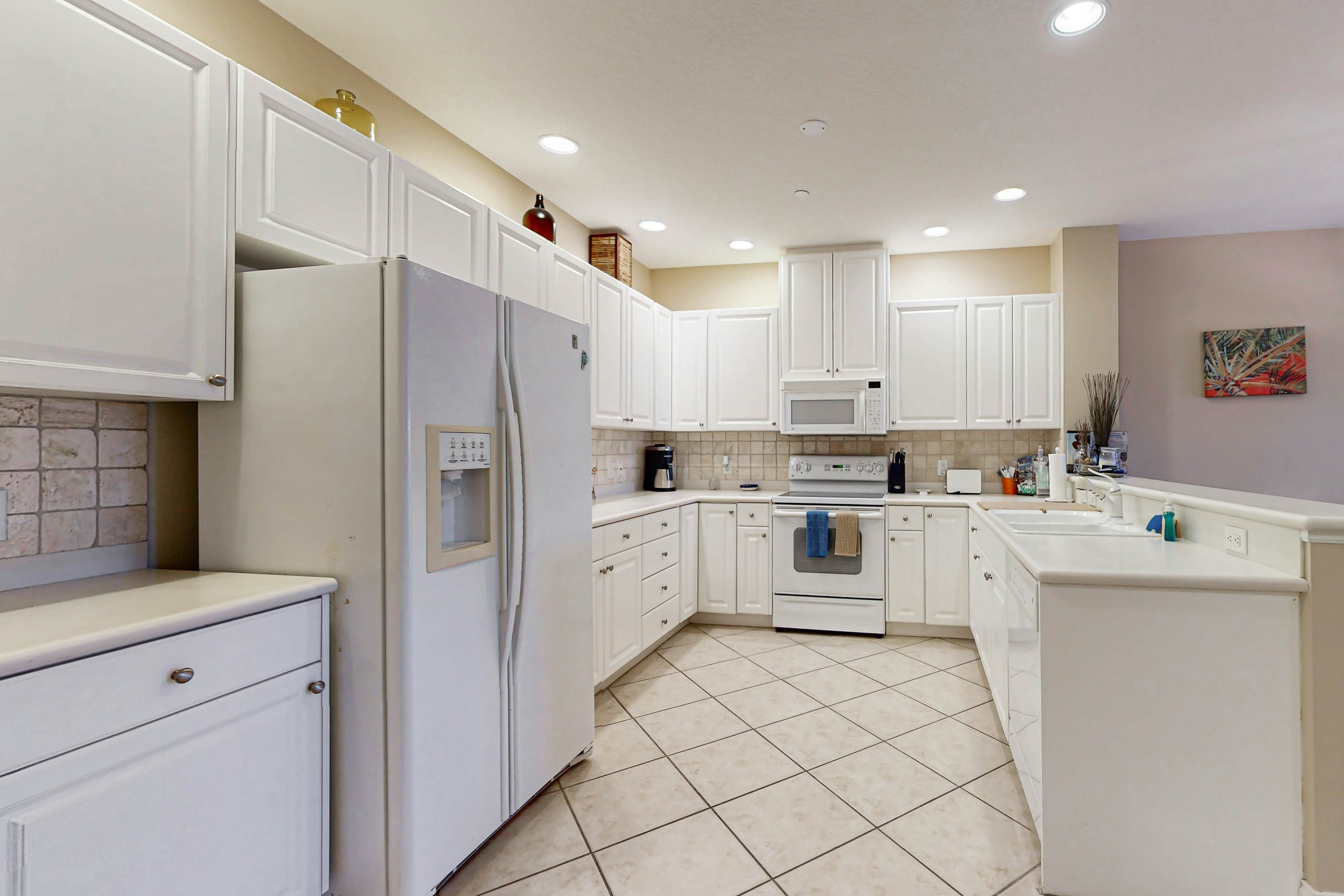 Spacious townhome in prime location w/patio, heated pool, hot tub, pool spa, gym