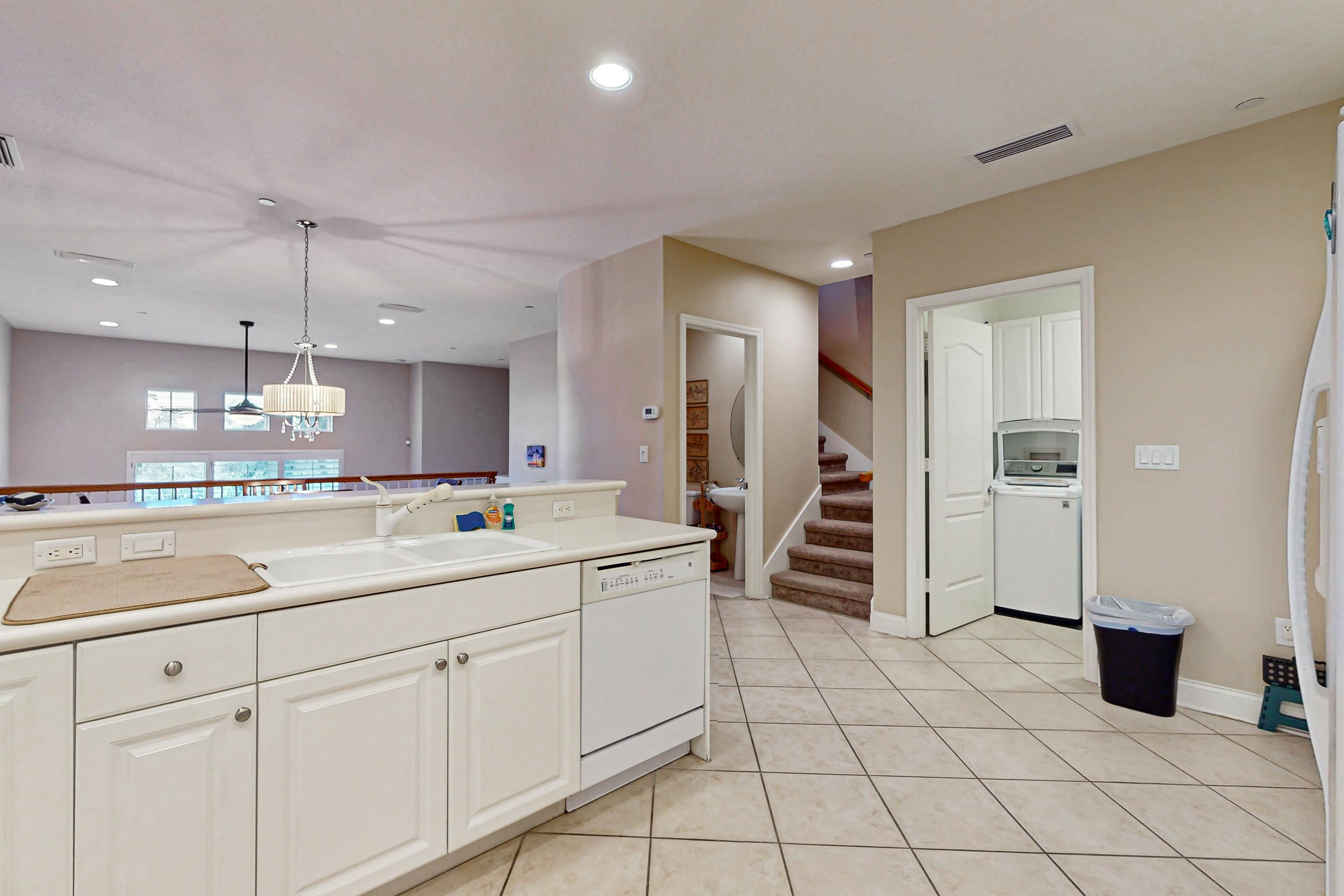 Spacious townhome in prime location w/patio, heated pool, hot tub, pool spa, gym