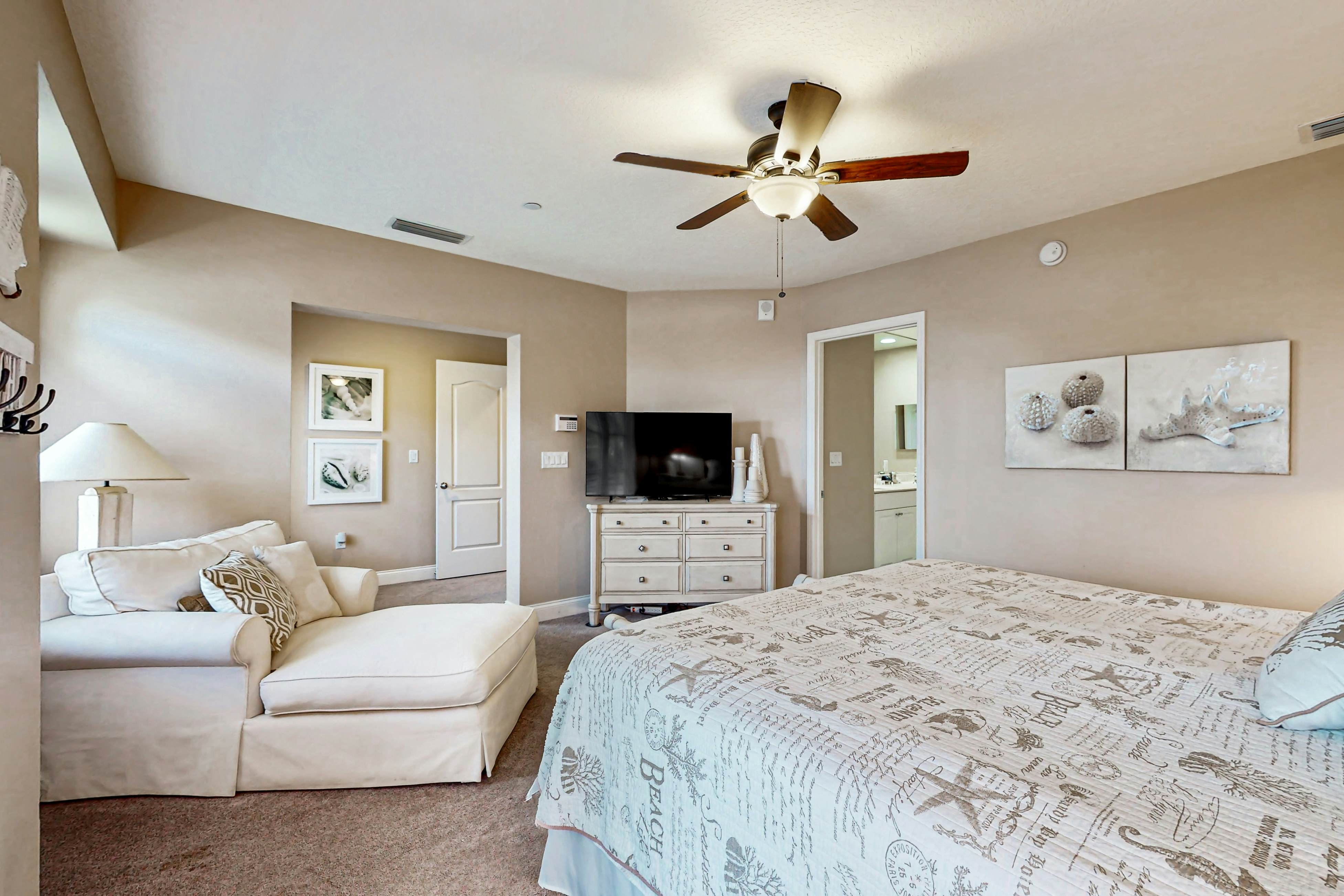 Spacious townhome in prime location w/patio, heated pool, hot tub, pool spa, gym