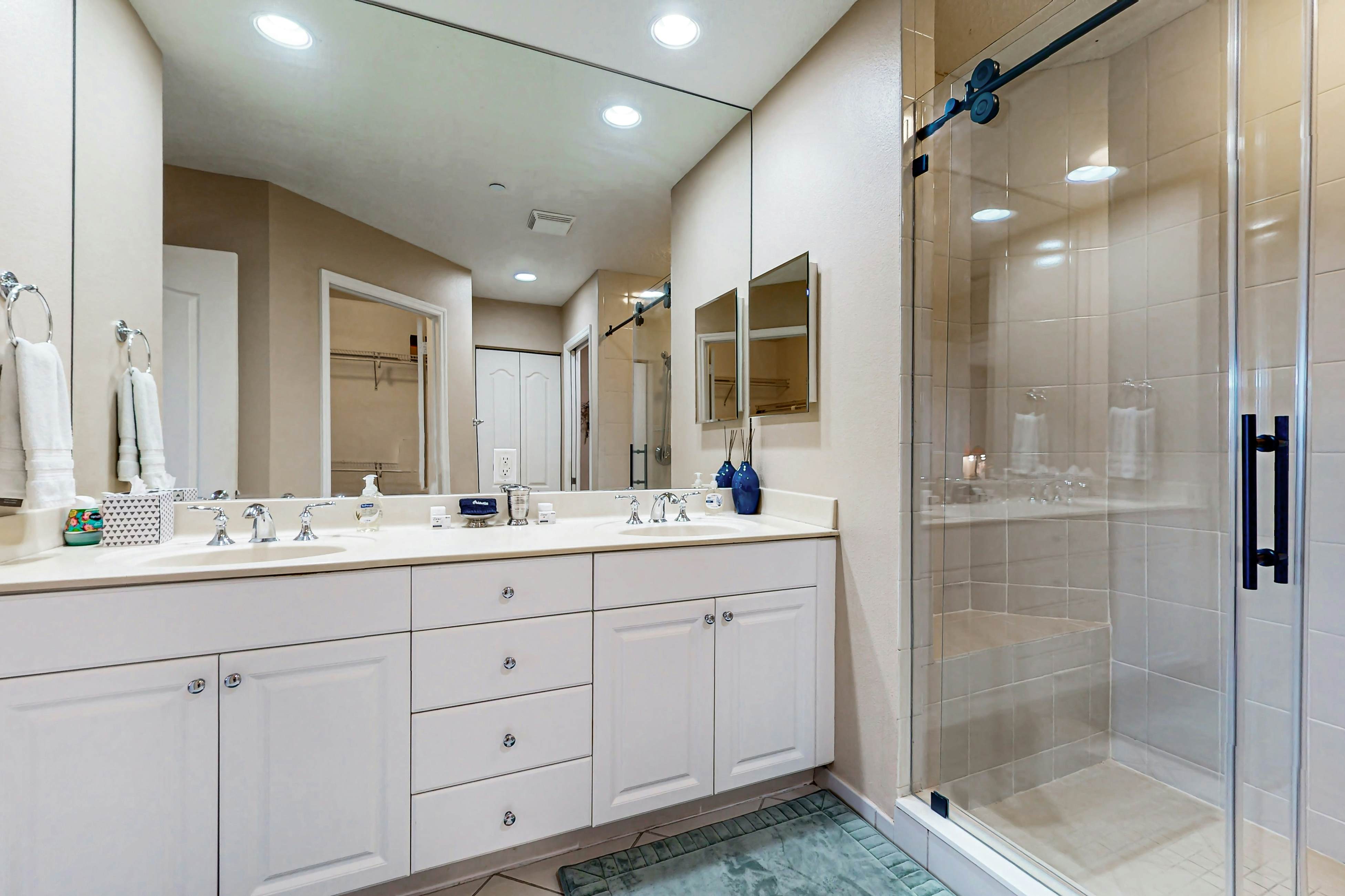 Spacious townhome in prime location w/patio, heated pool, hot tub, pool spa, gym